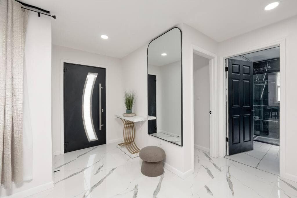 Luxury Style townhome with Pool - 1 Miles to Bucs Stadium — 11