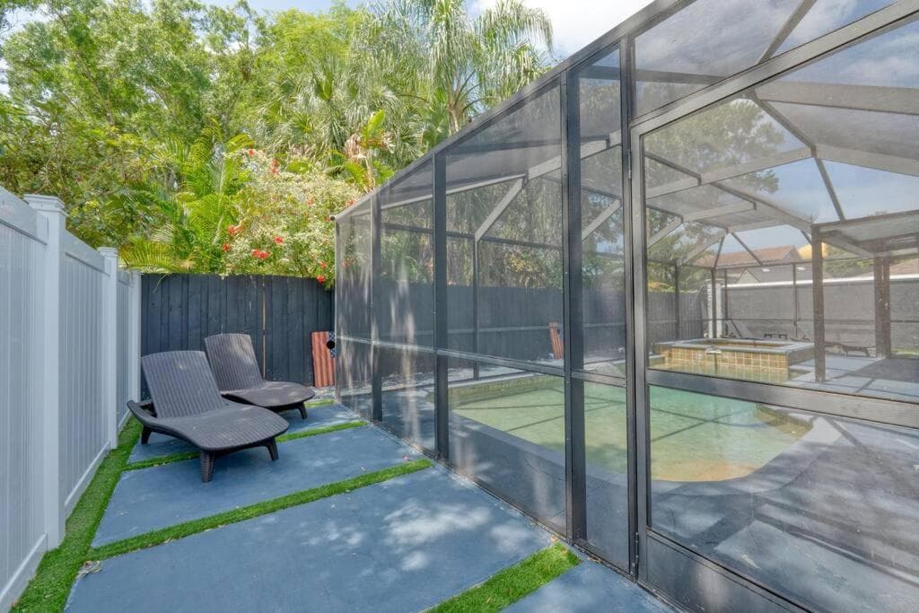 Luxury Style townhome with Pool - 1 Miles to Bucs Stadium — 17