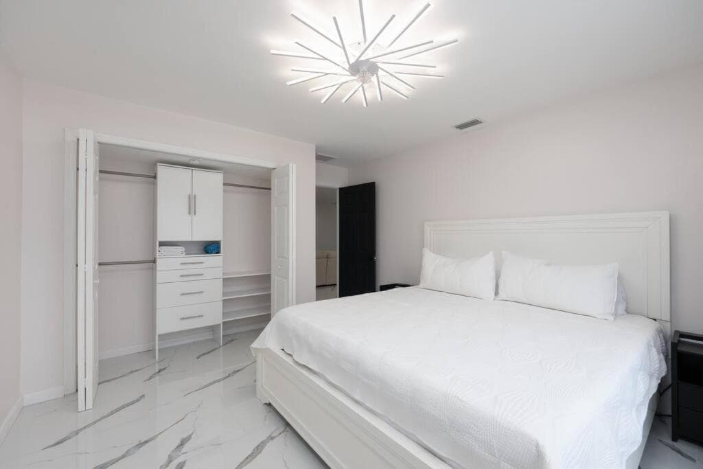 Luxury Style townhome with Pool - 1 Miles to Bucs Stadium — 13
