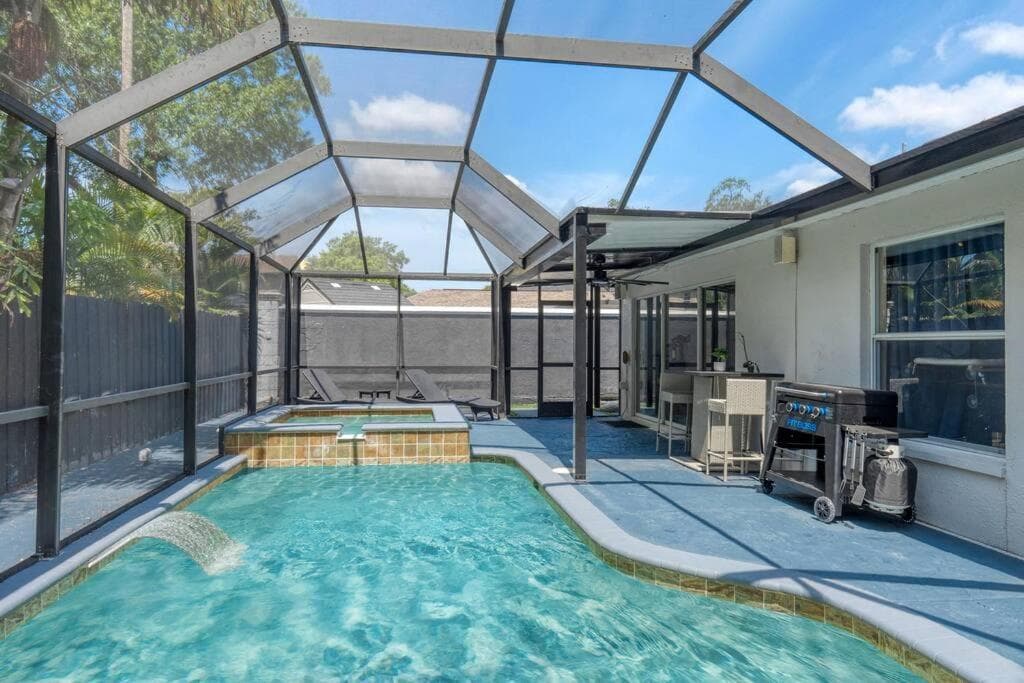 Luxury Style townhome with Pool - 1 Miles to Bucs Stadium — 5