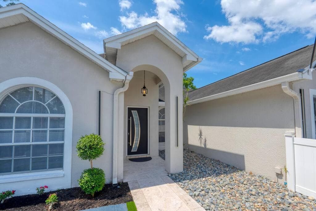Luxury Style townhome with Pool - 1 Miles to Bucs Stadium — 1