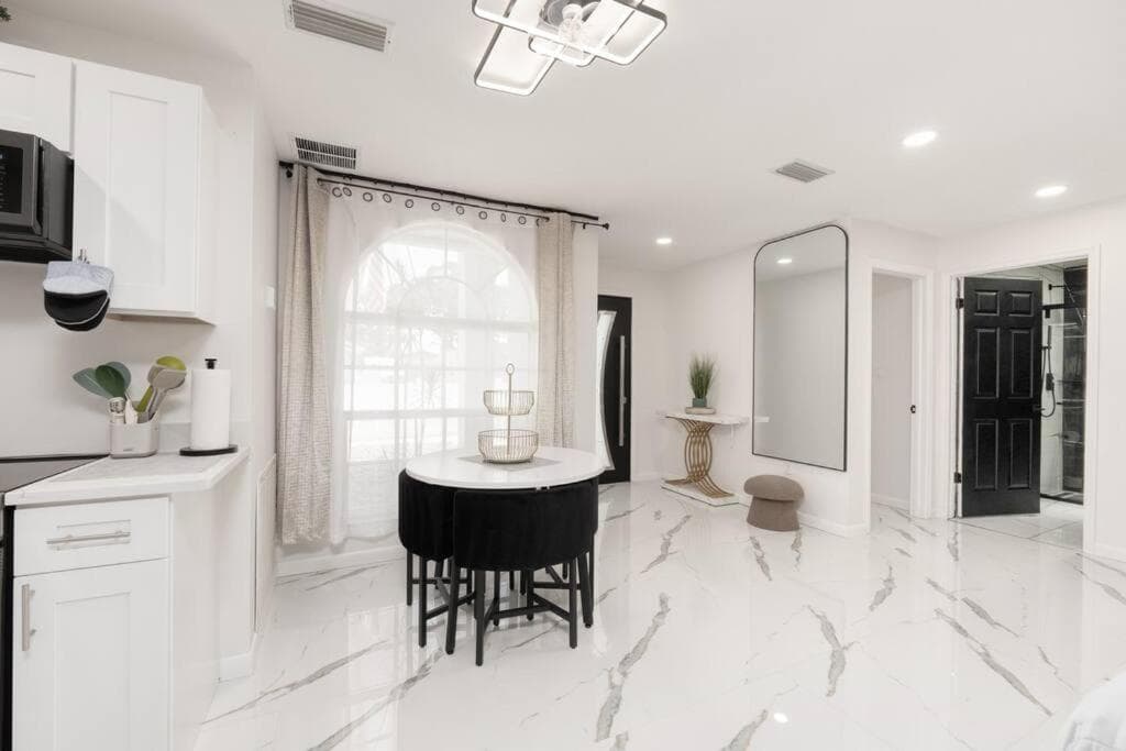 Luxury Style townhome with Pool - 1 Miles to Bucs Stadium — 7