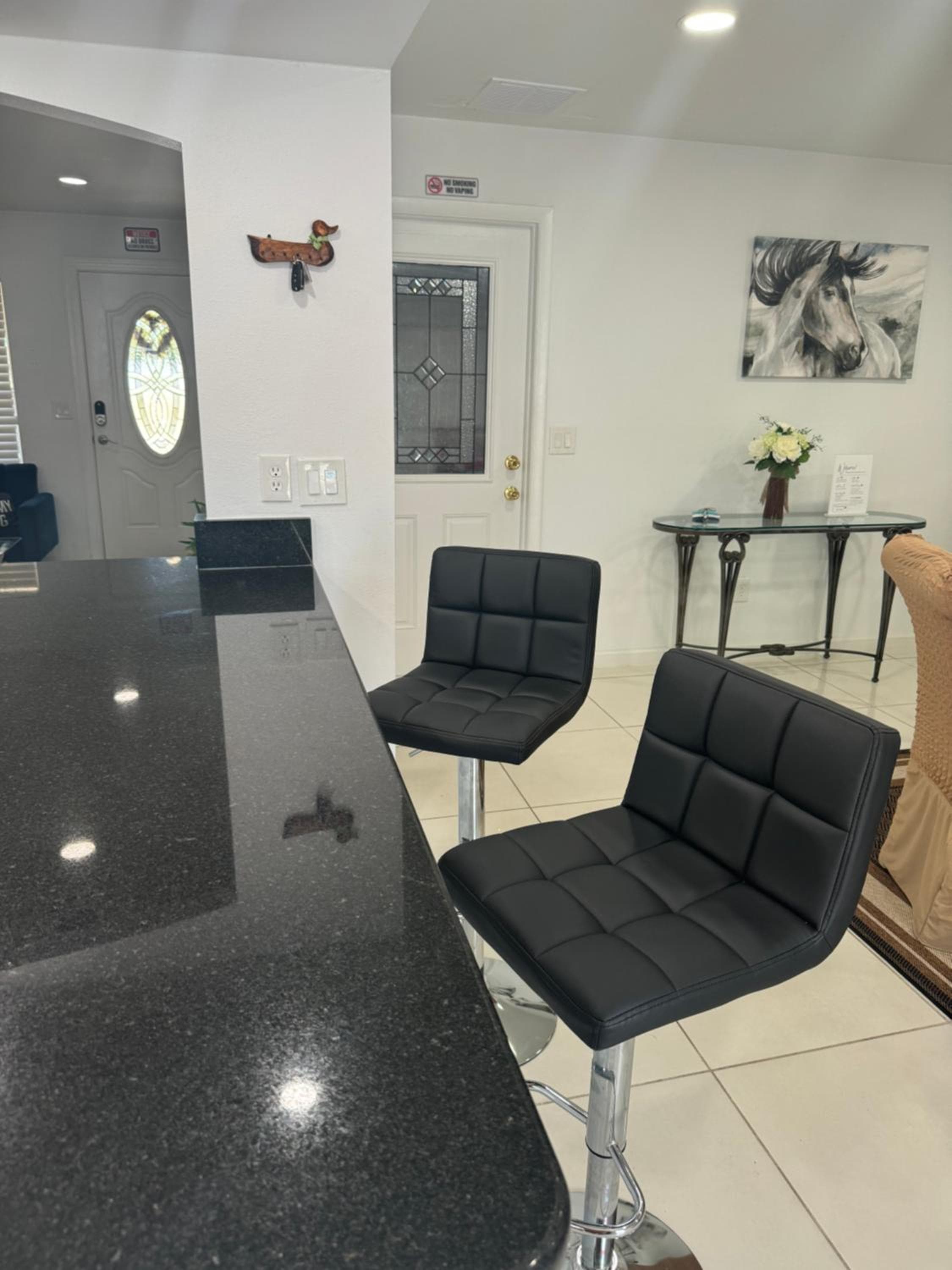 Cozy Family Home in Tampa with Private & Heated POOL, Pool table and Kids Play Area — 2