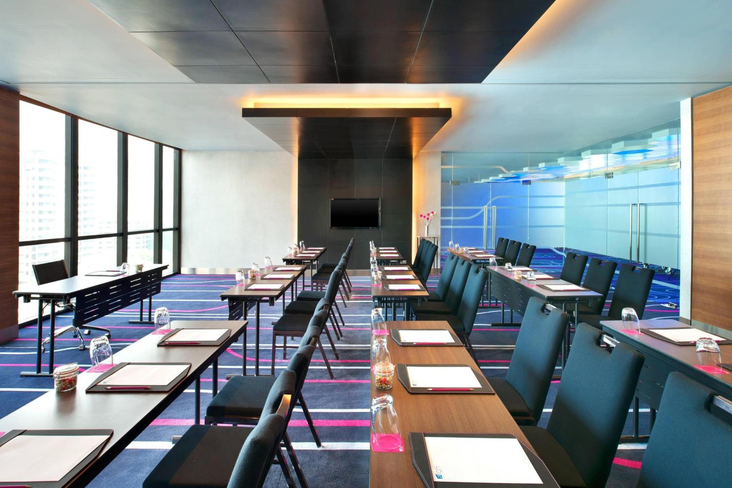 Aloft by Marriott Bangkok Sukhumvit 11 — 11
