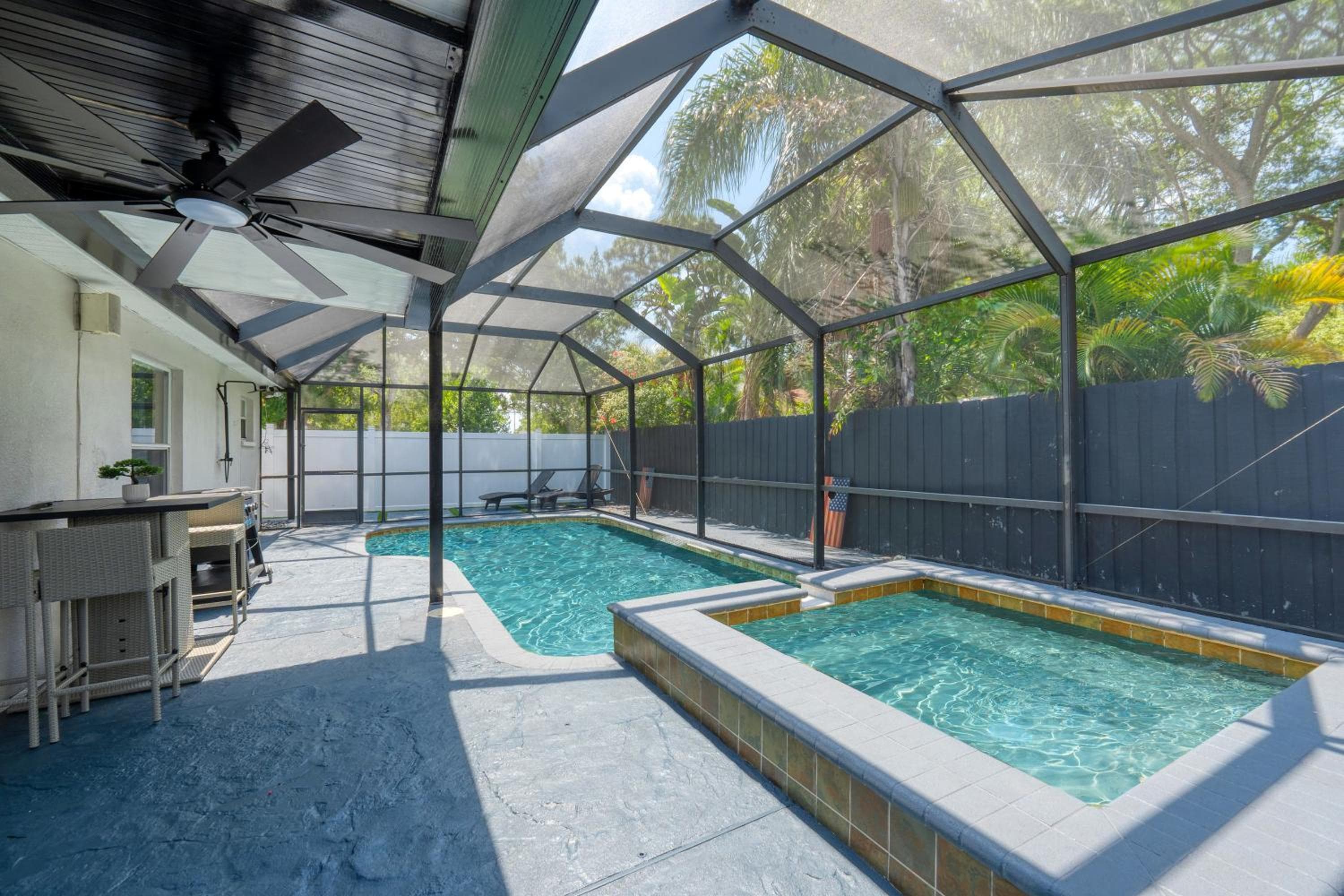 Luxury Style townhome with Pool - 1 Miles to Bucs Stadium — 2