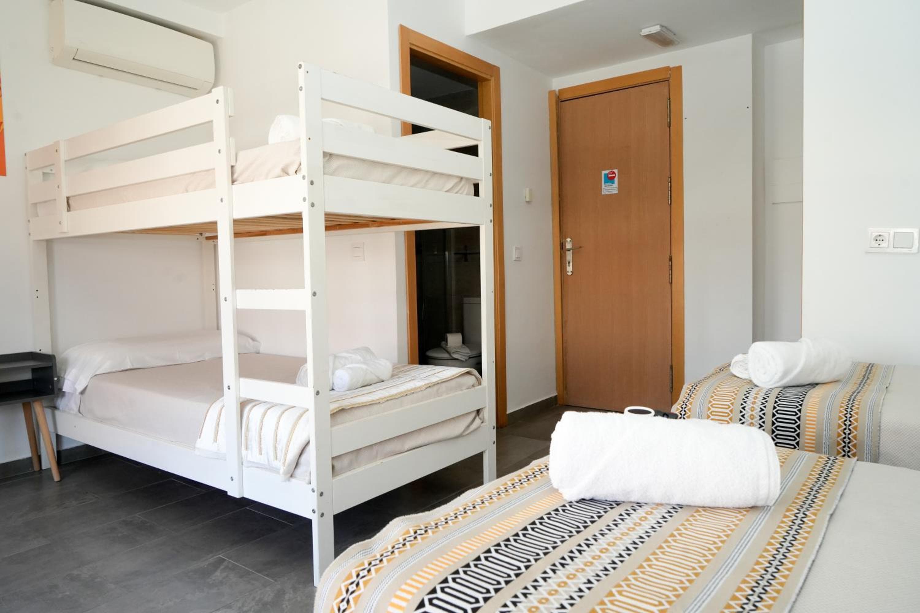 NEW ART BEACH HOSTEL- Albergue Juvenil — 12