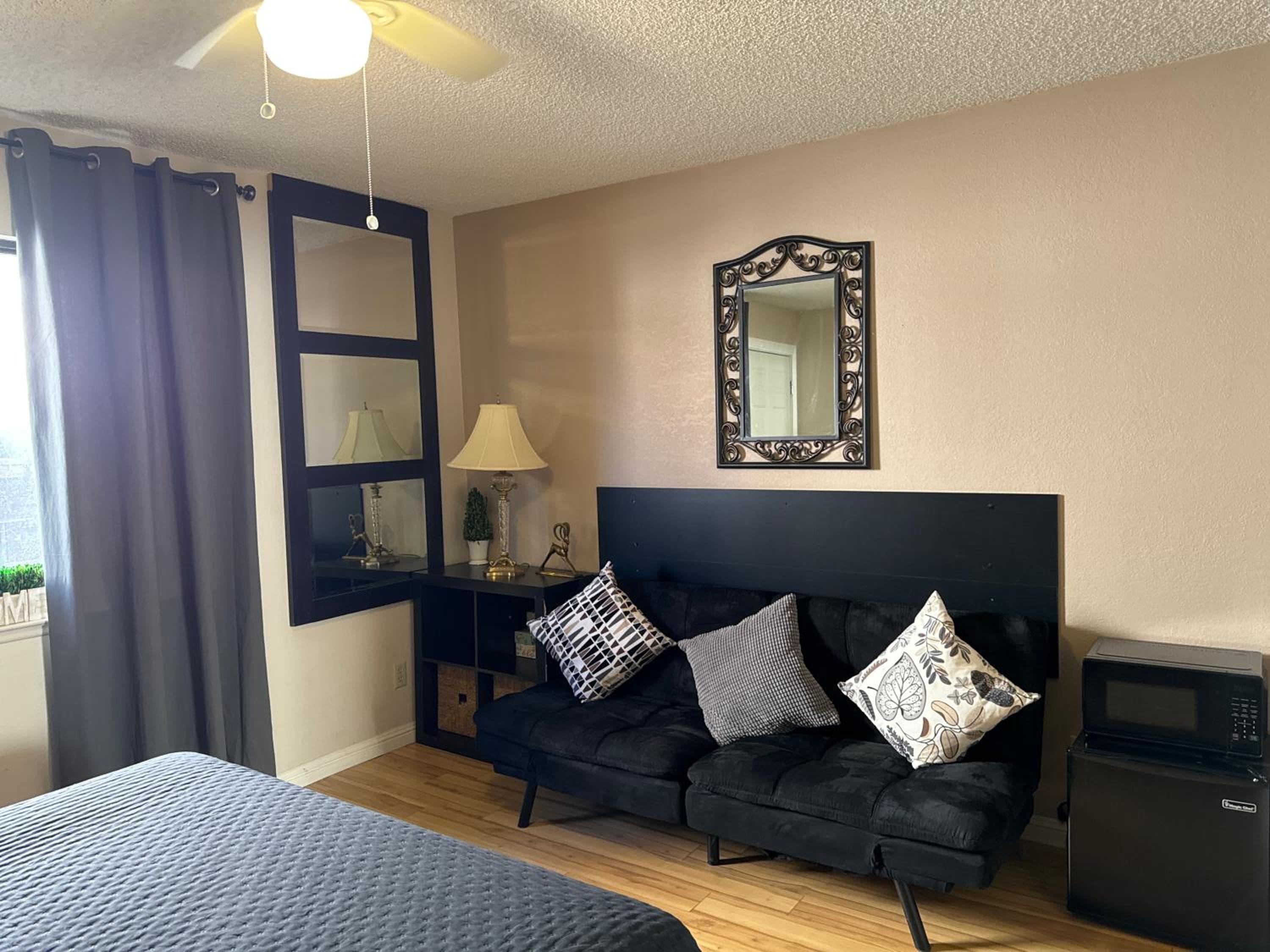 Le Noir, A private bedroom with a private entrance - shared bathroom — 4