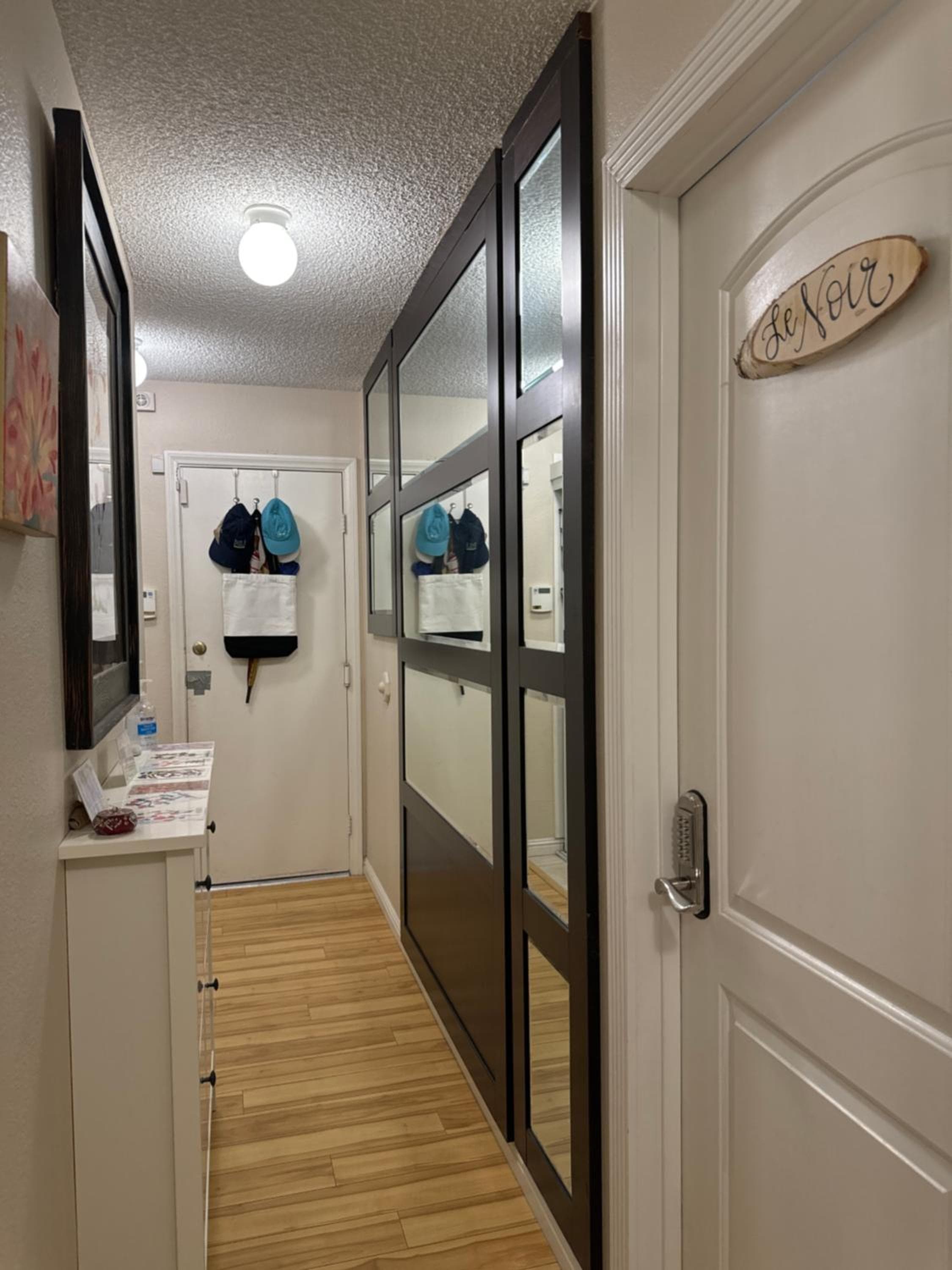 Le Noir, A private bedroom with a private entrance - shared bathroom — 5