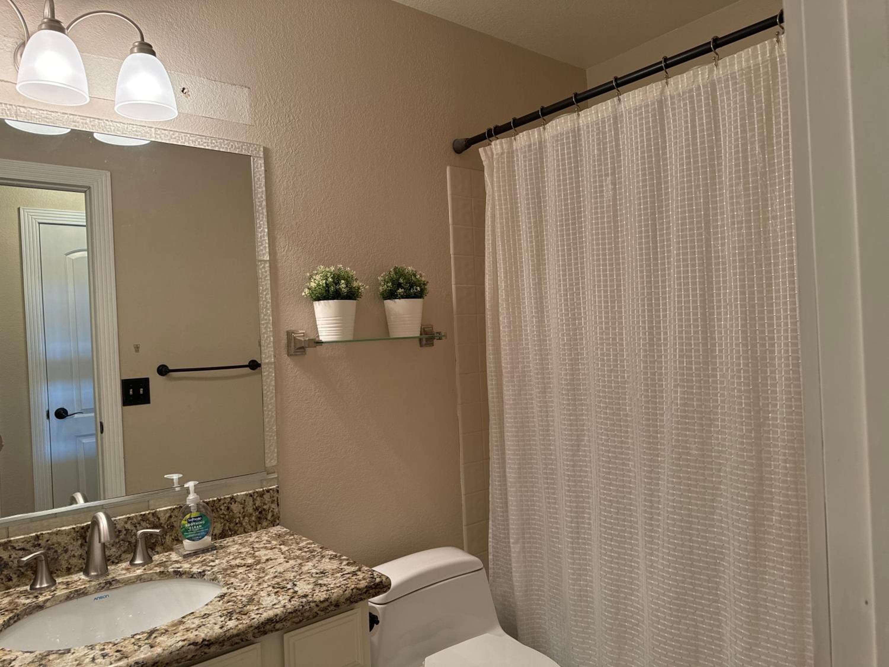 Le Noir, A private bedroom with a private entrance - shared bathroom — 3