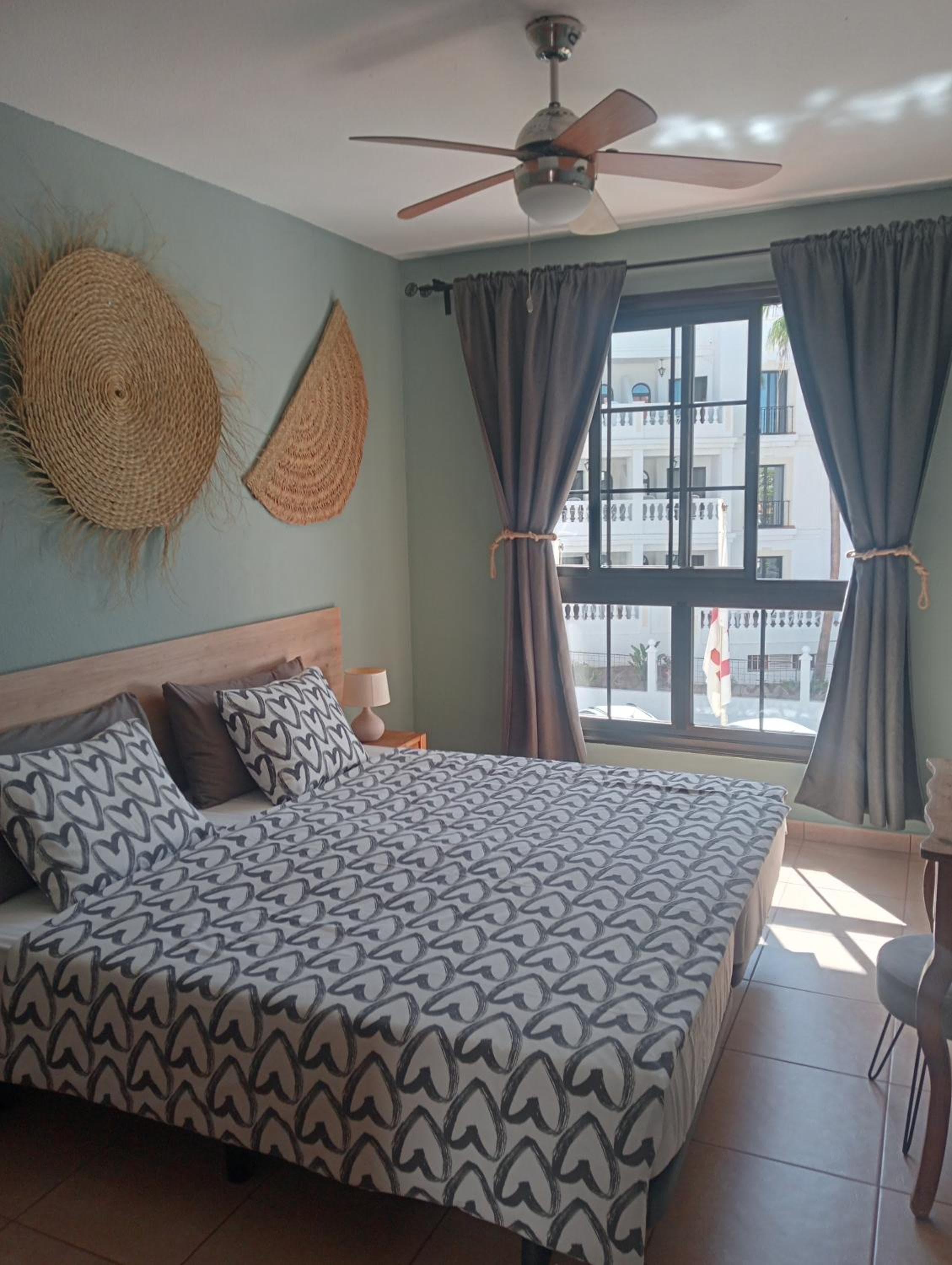 Greatly located apartment with heated pool, Los Cristianos — 1