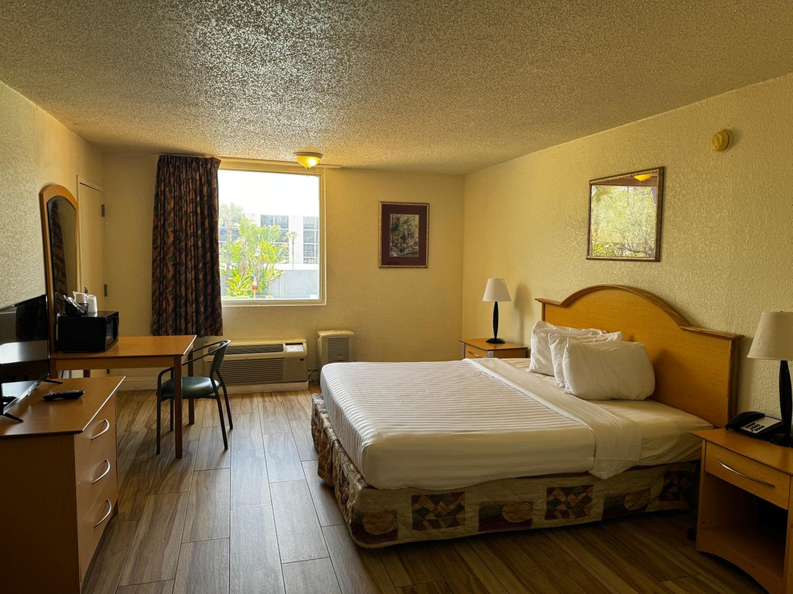 Monumental Movieland Hotel — 13