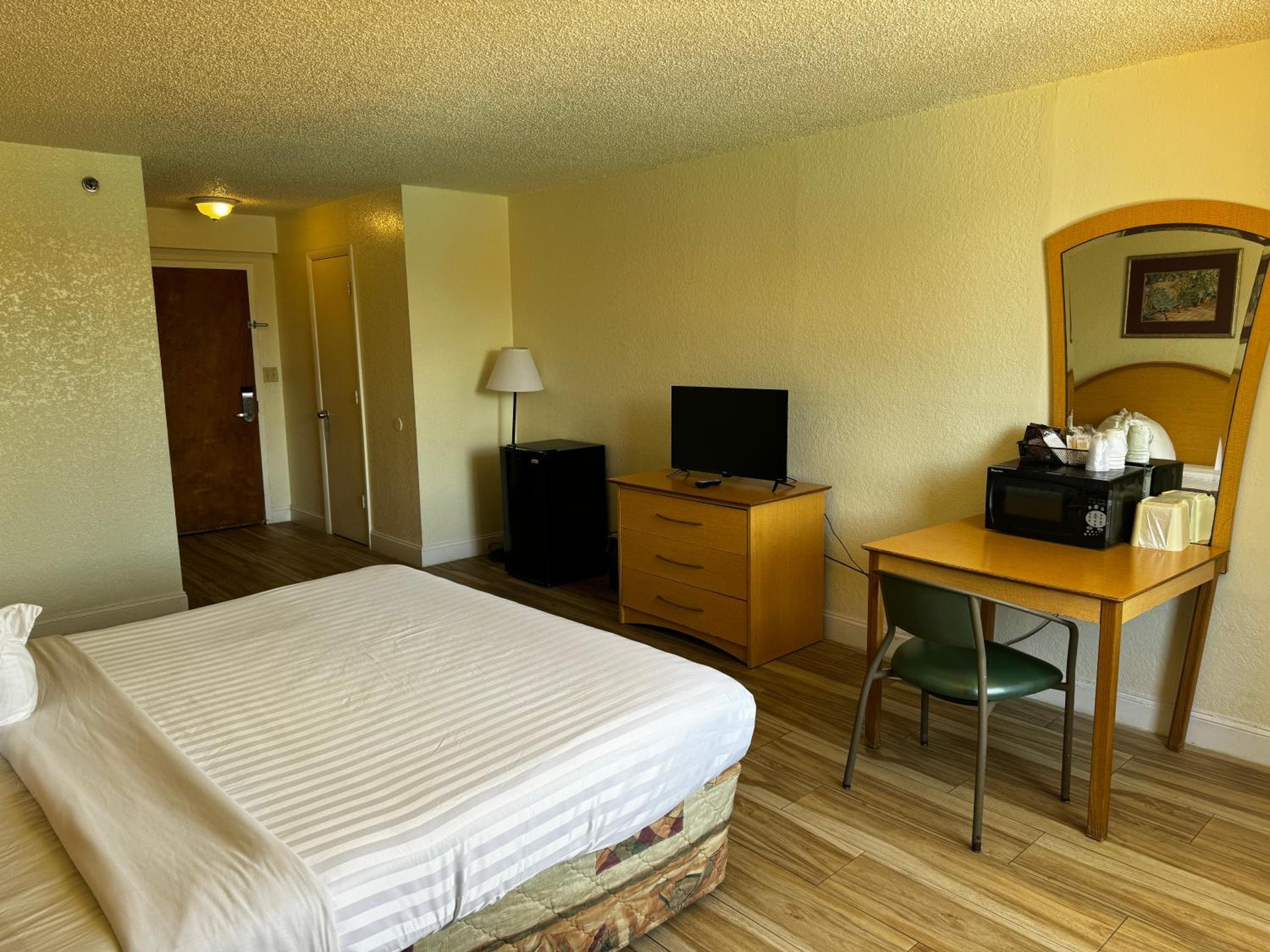 Monumental Movieland Hotel — 12