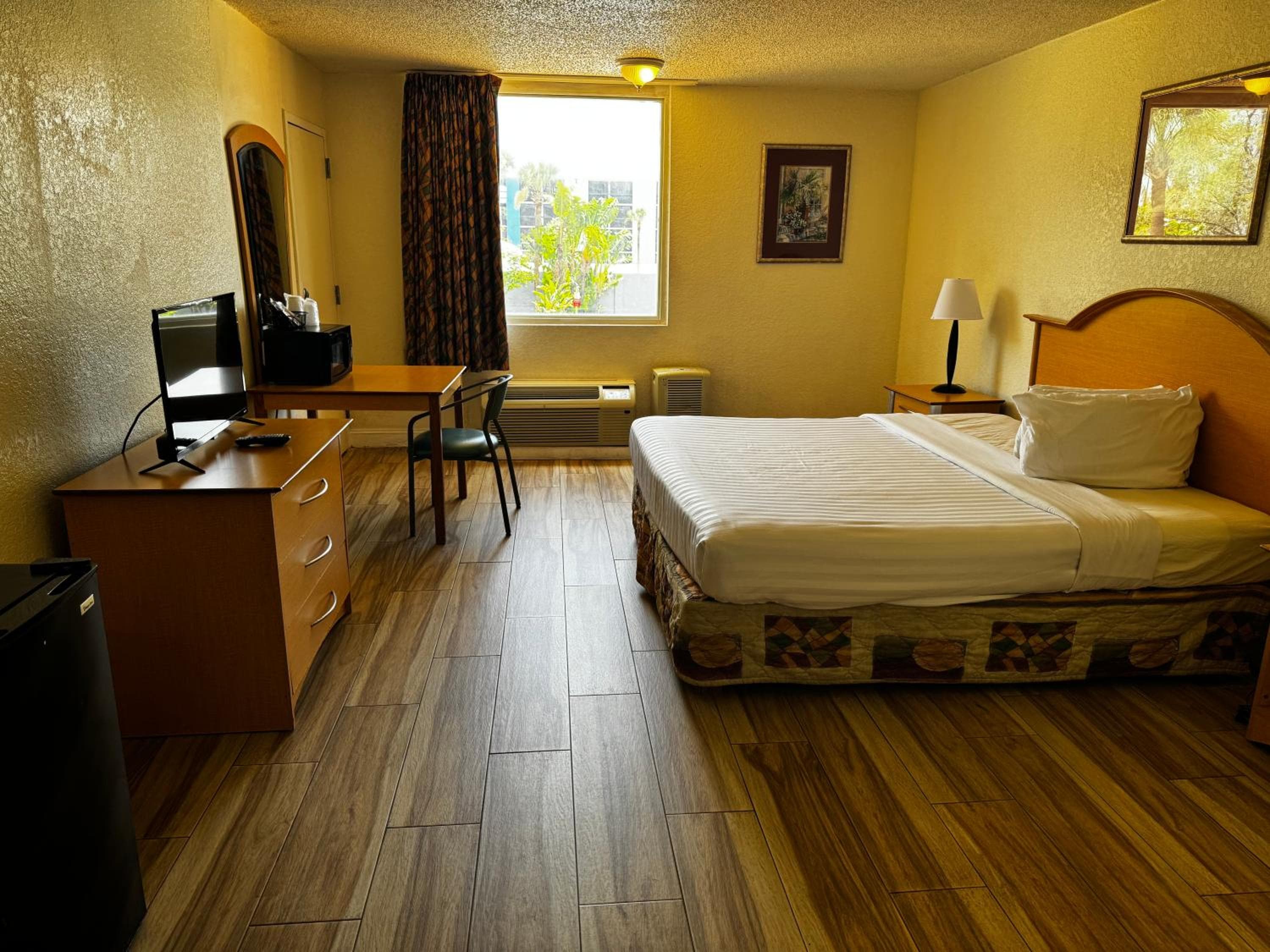 Monumental Movieland Hotel — 11