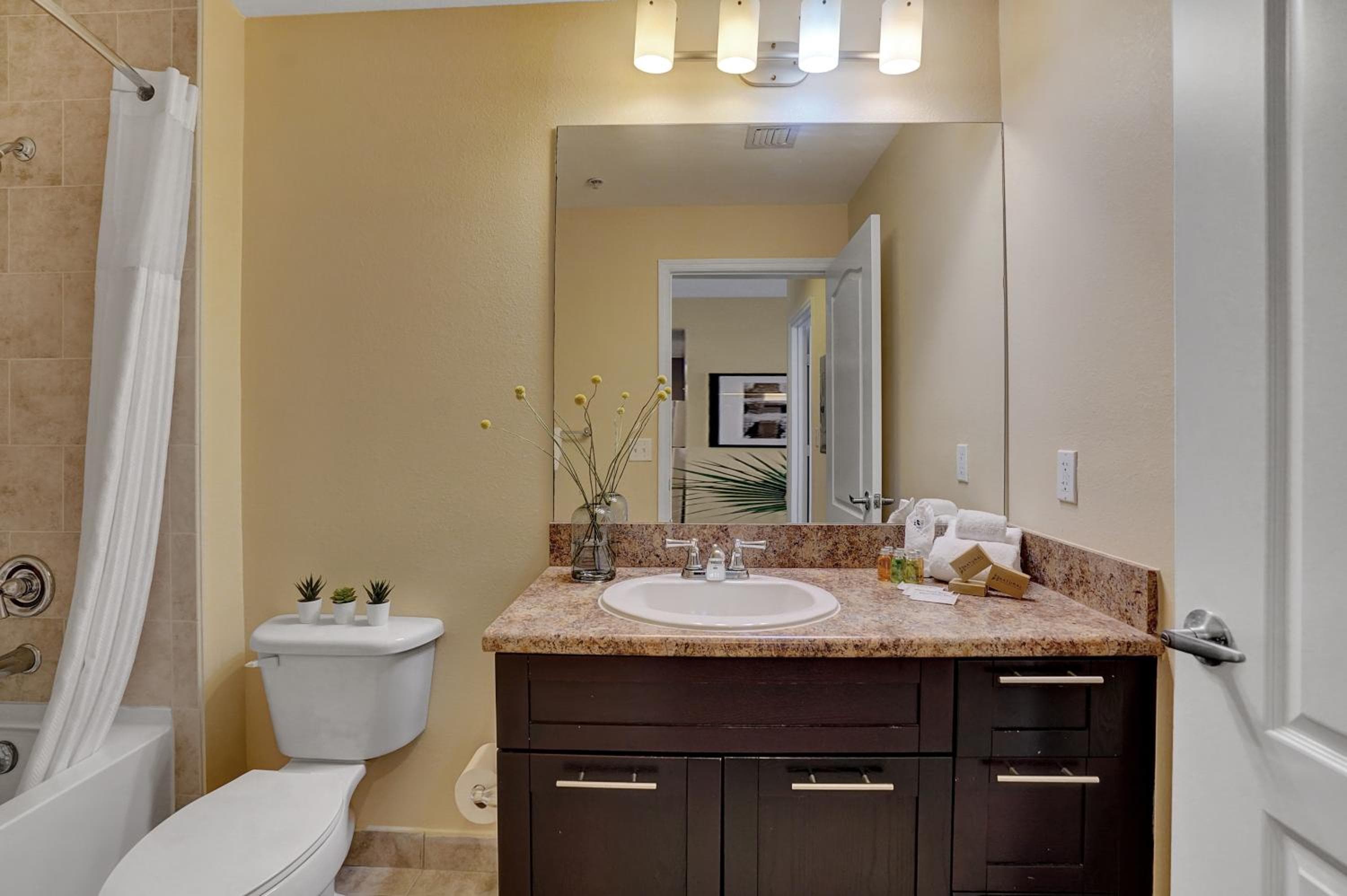 Dharma Home Suites South Miami en Red Road Commons — 13