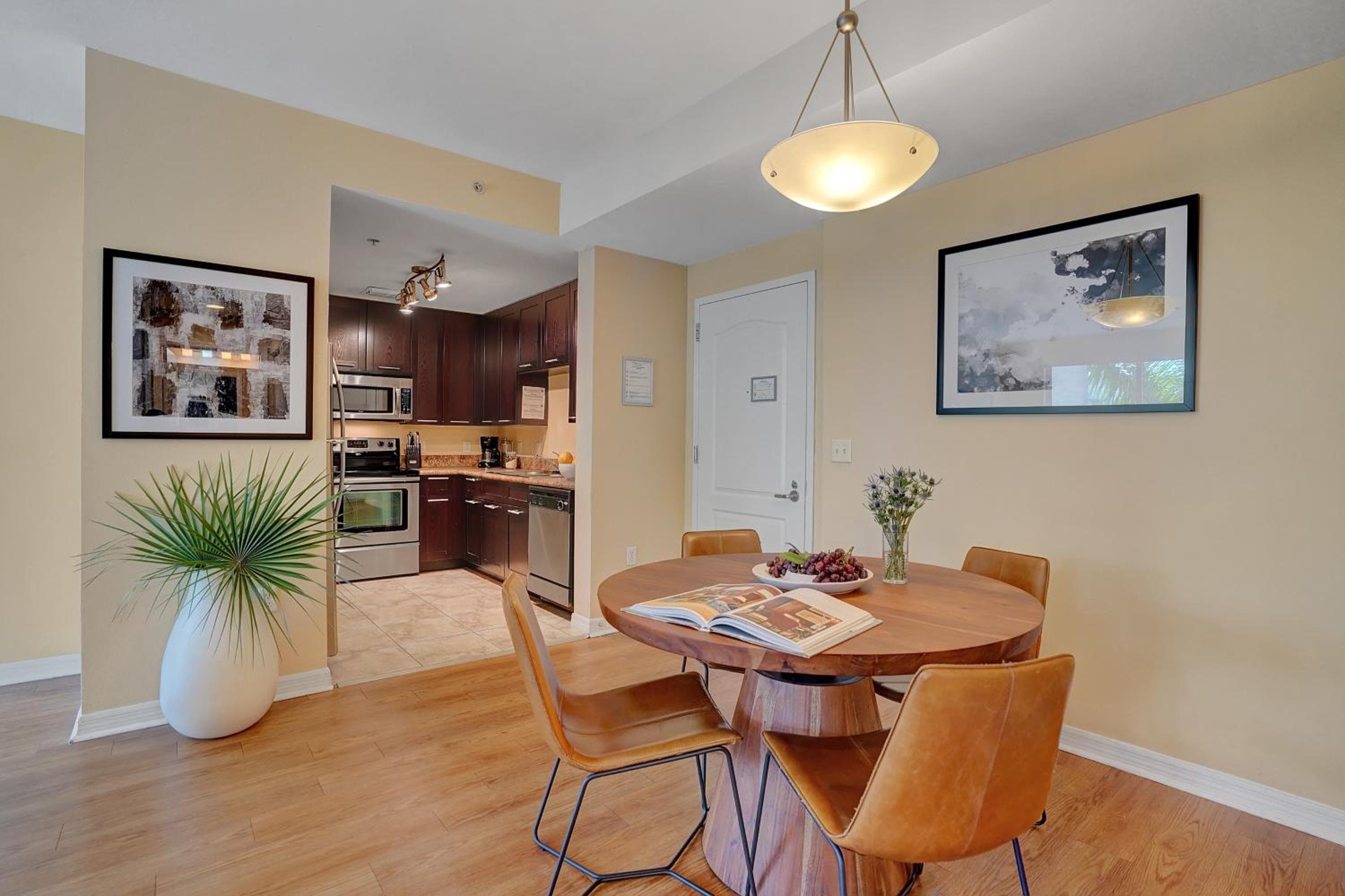 Dharma Home Suites South Miami en Red Road Commons — 19