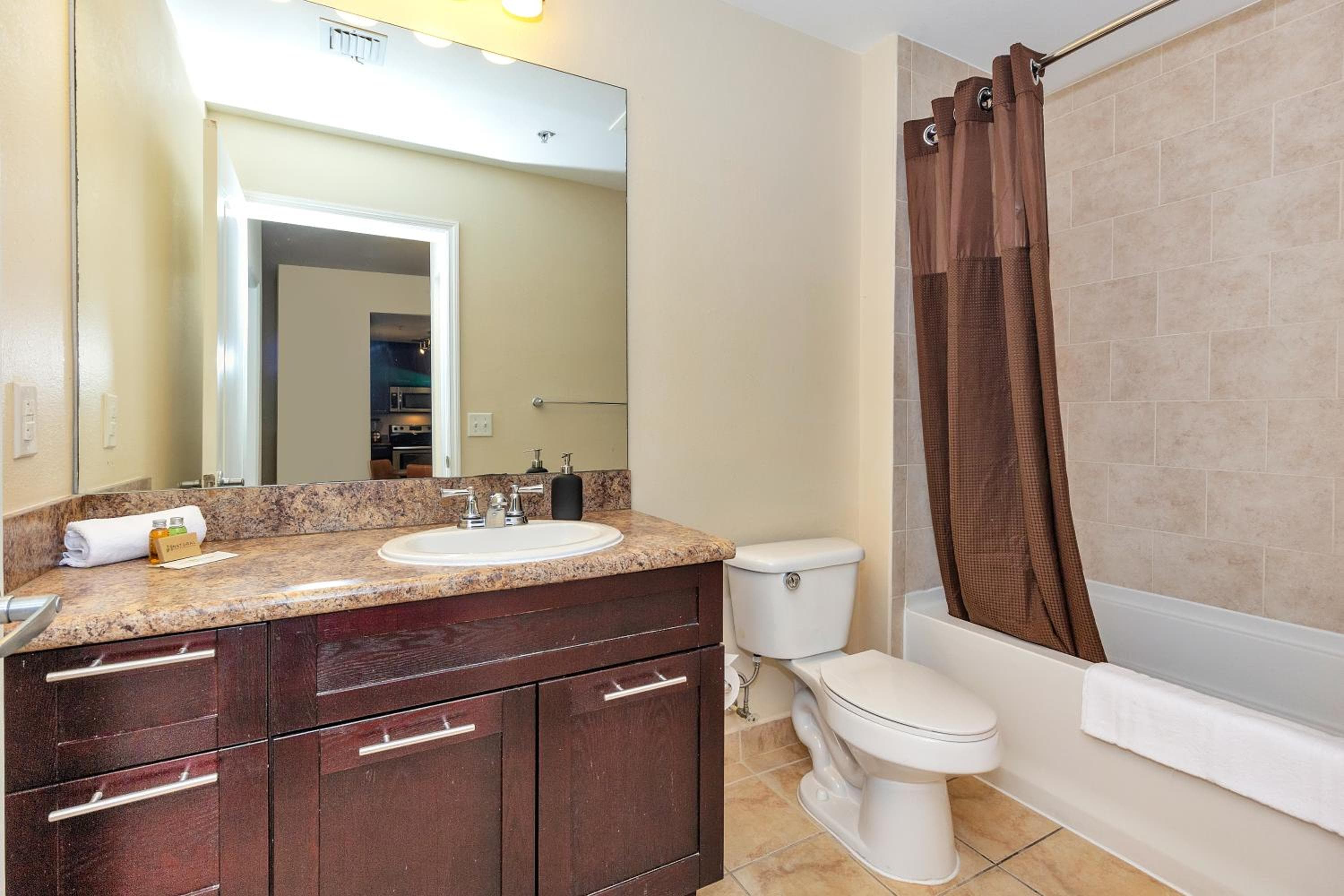 Dharma Home Suites South Miami en Red Road Commons — 5