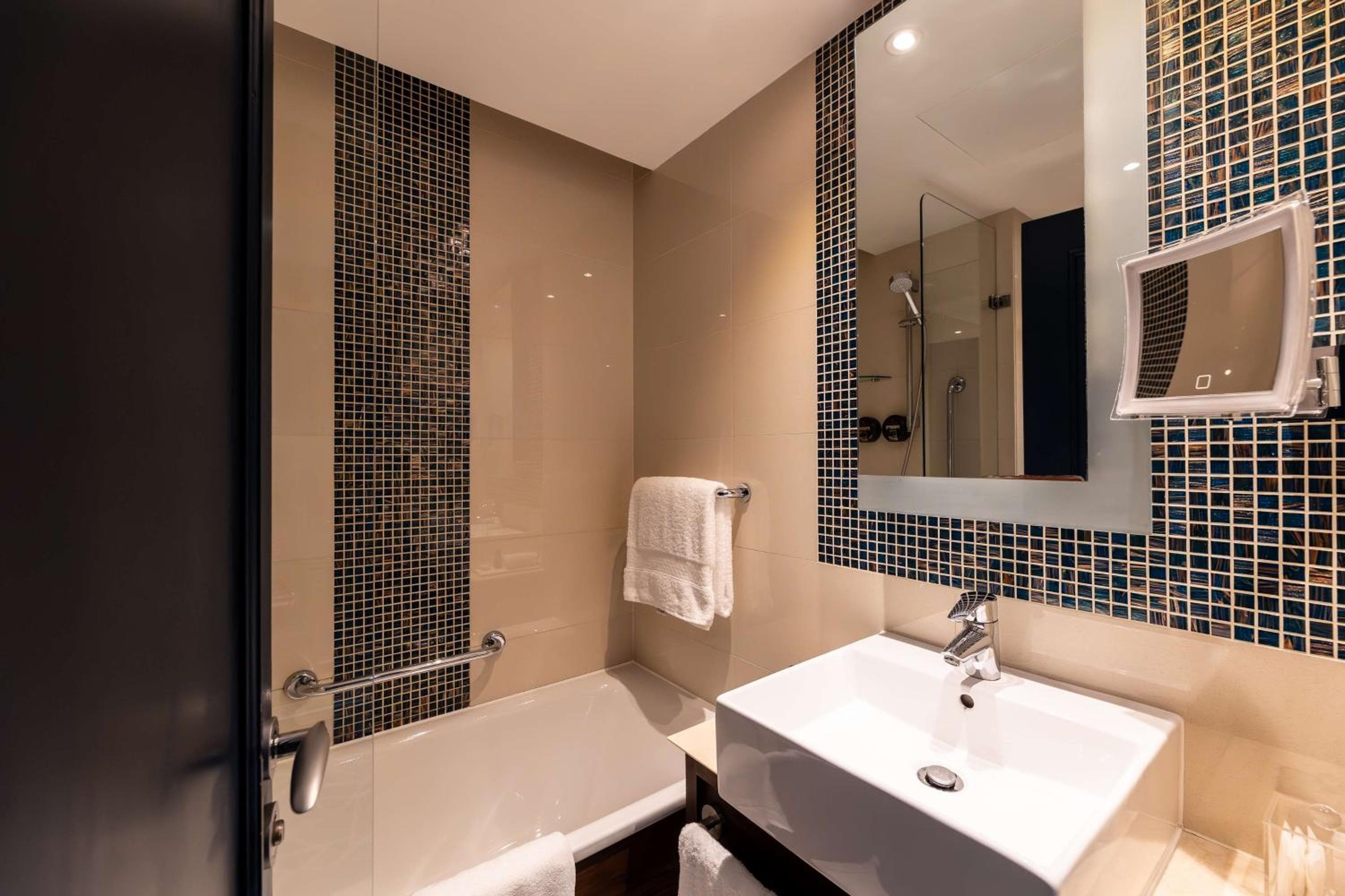 100 Queen's Gate Hotel Londra, Curio Collection by Hilton — 30