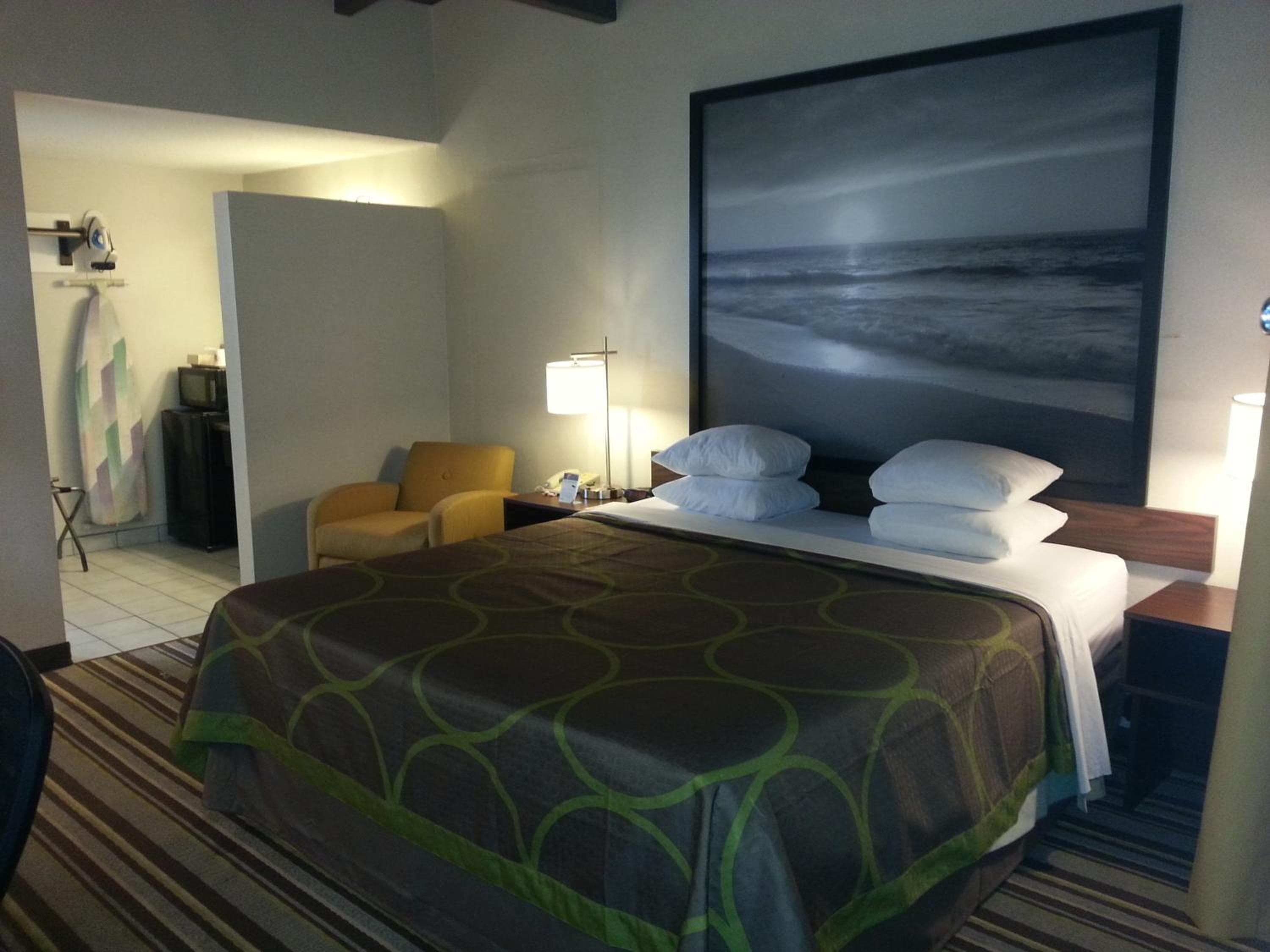 Super 8 by Wyndham Los Angeles-Culver City Area — 22