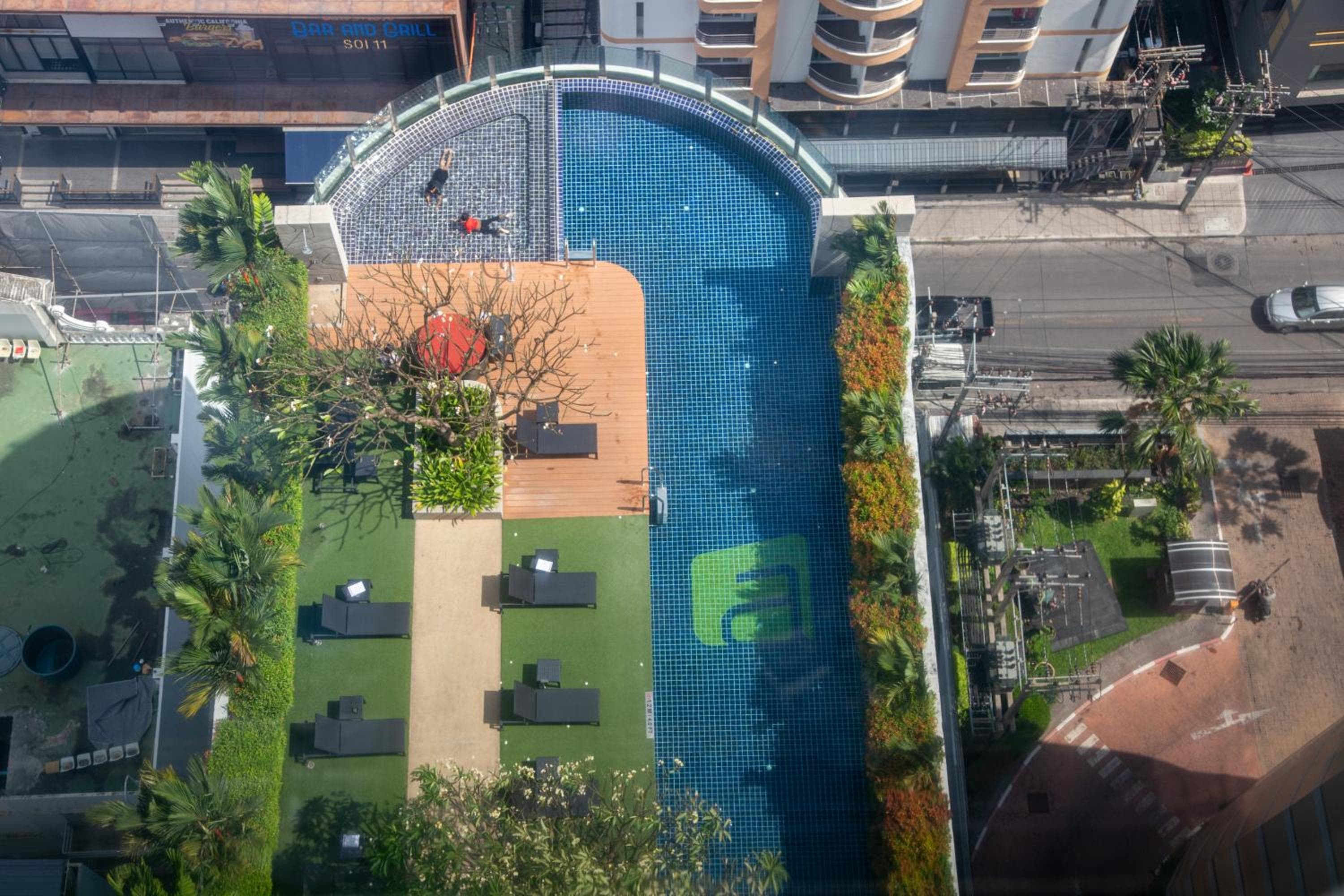Aloft by Marriott Bangkok Sukhumvit 11 — 18