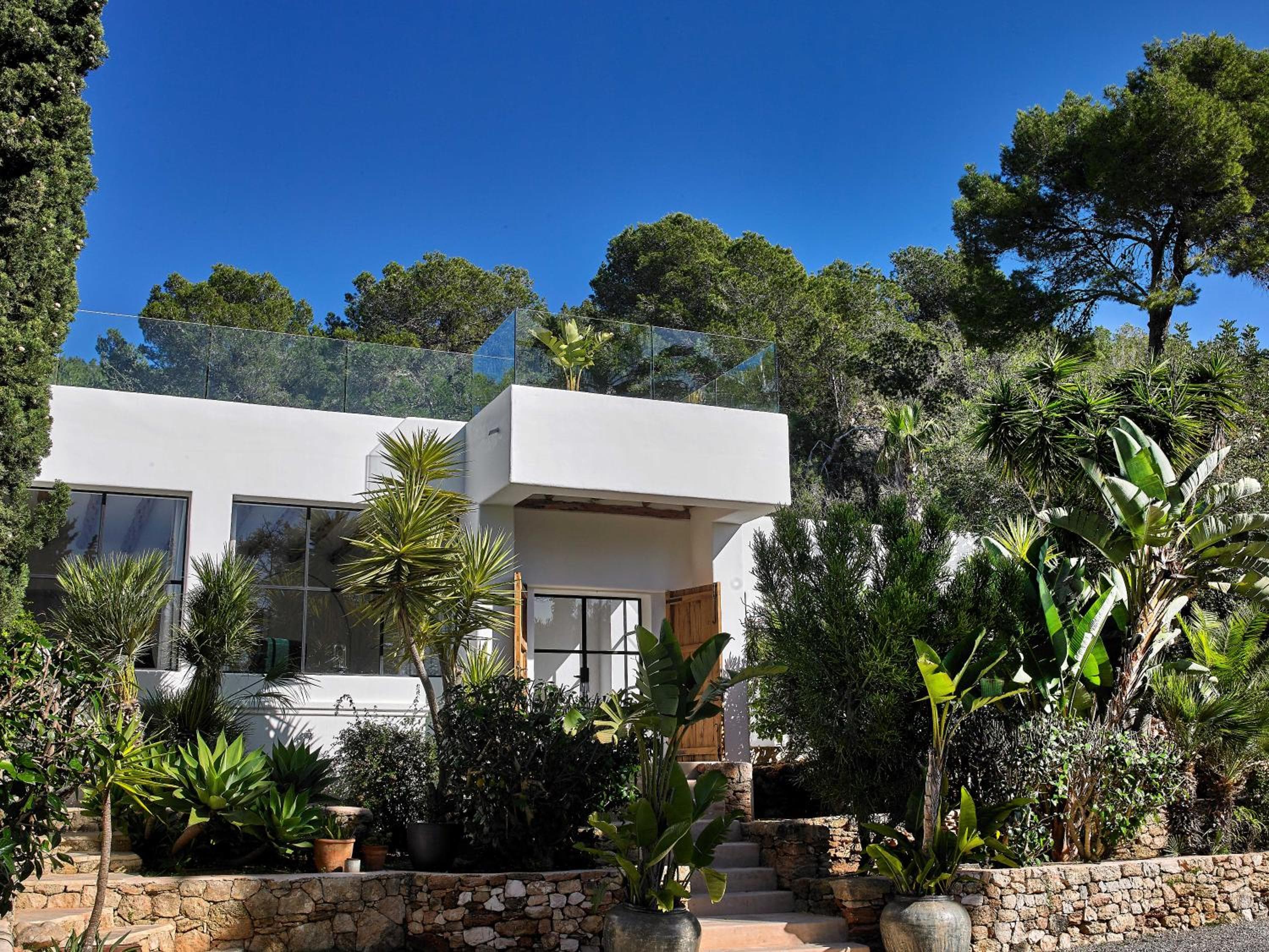 Stylish 5 bedroom luxury villa with pool and sauna — 1