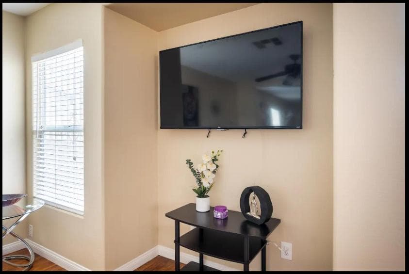 4 bedroom North Las Vegas with pool — 4