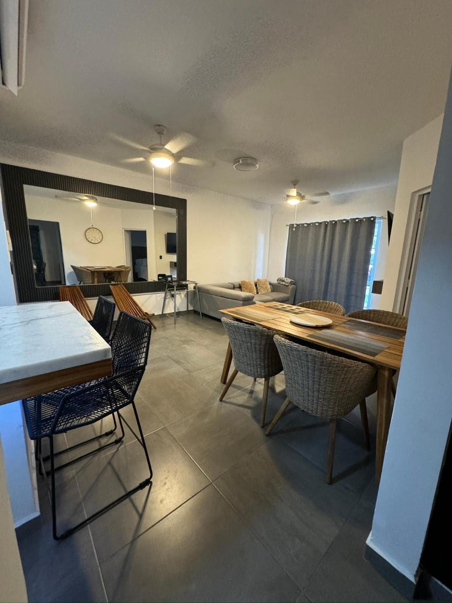 El apartamento tiene 1 dormitorio, 2 dormitorios y 2 baños. — 14