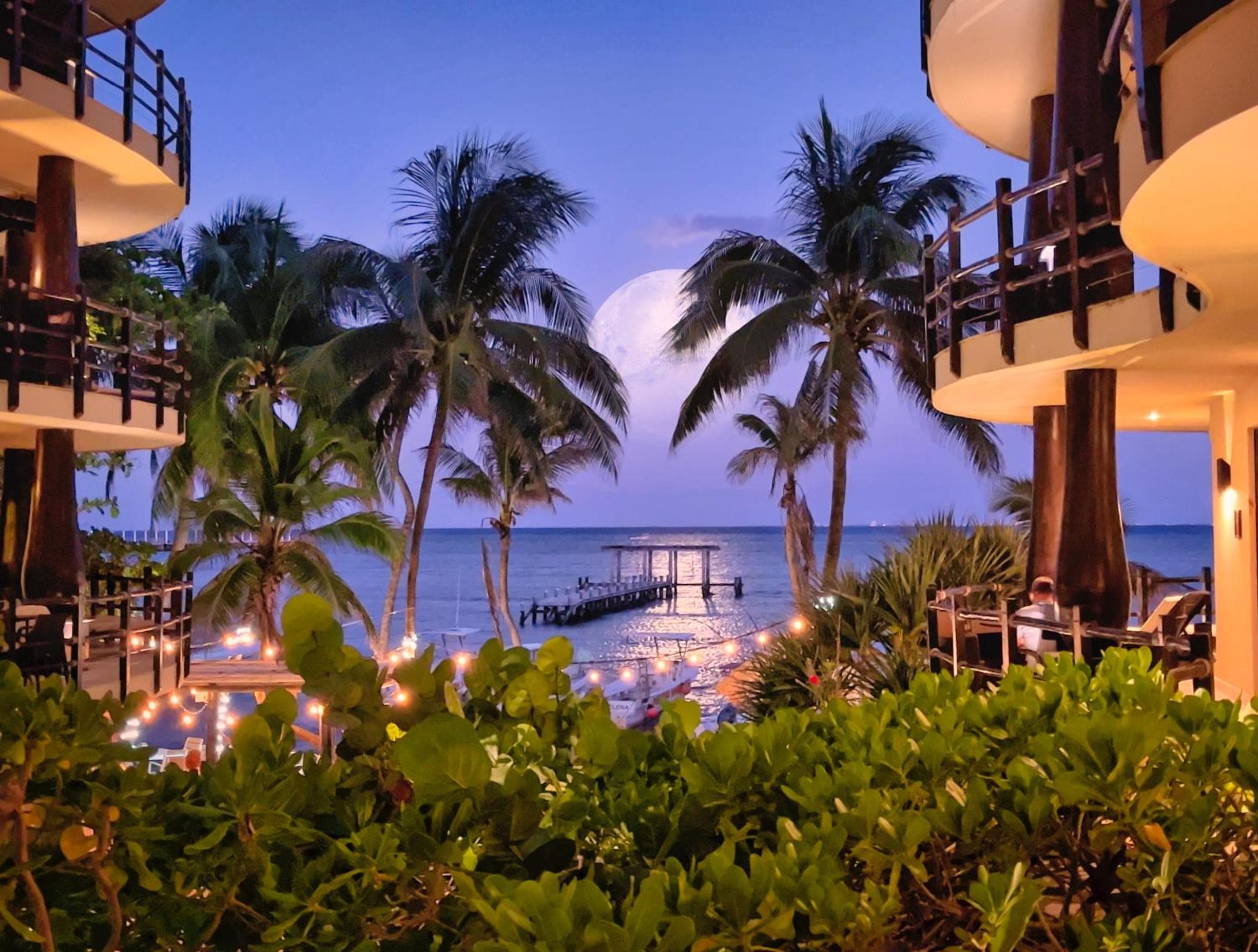 El Taj Oceanfront and Beachside Condo Hotel — 28