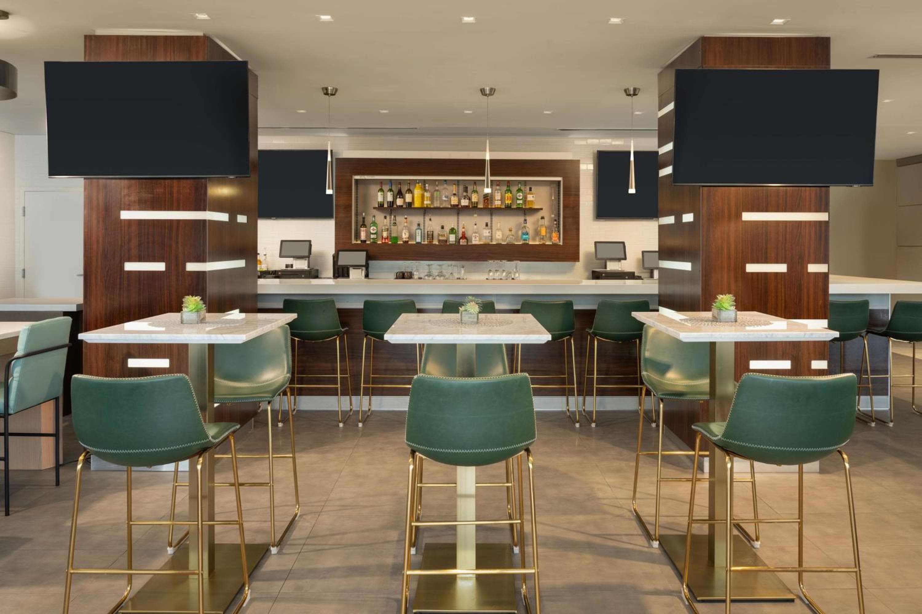 DoubleTree by Hilton Miami North I-95 — 4