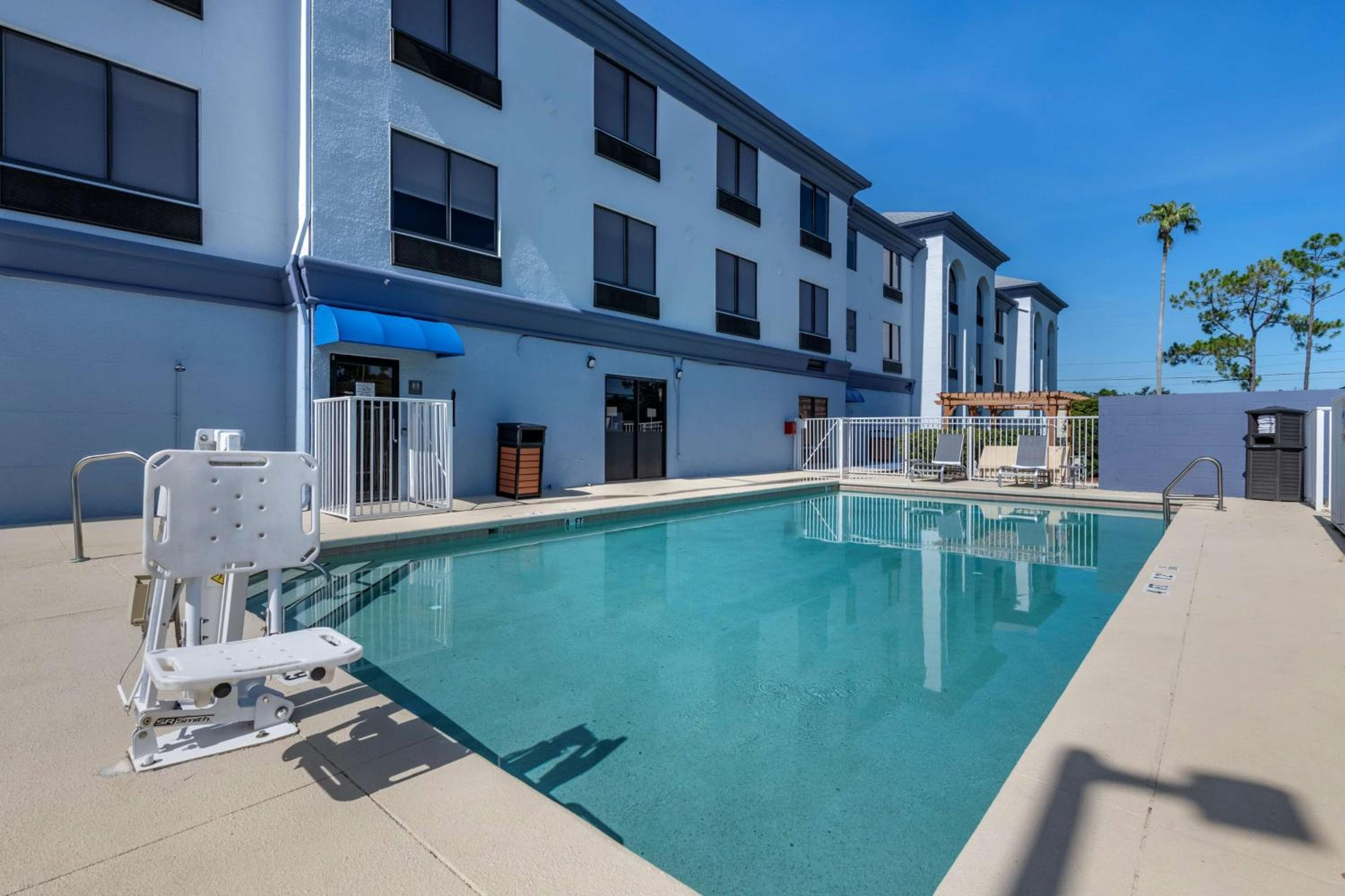 Best Western Plus Orlando East - Zona UCF — 24