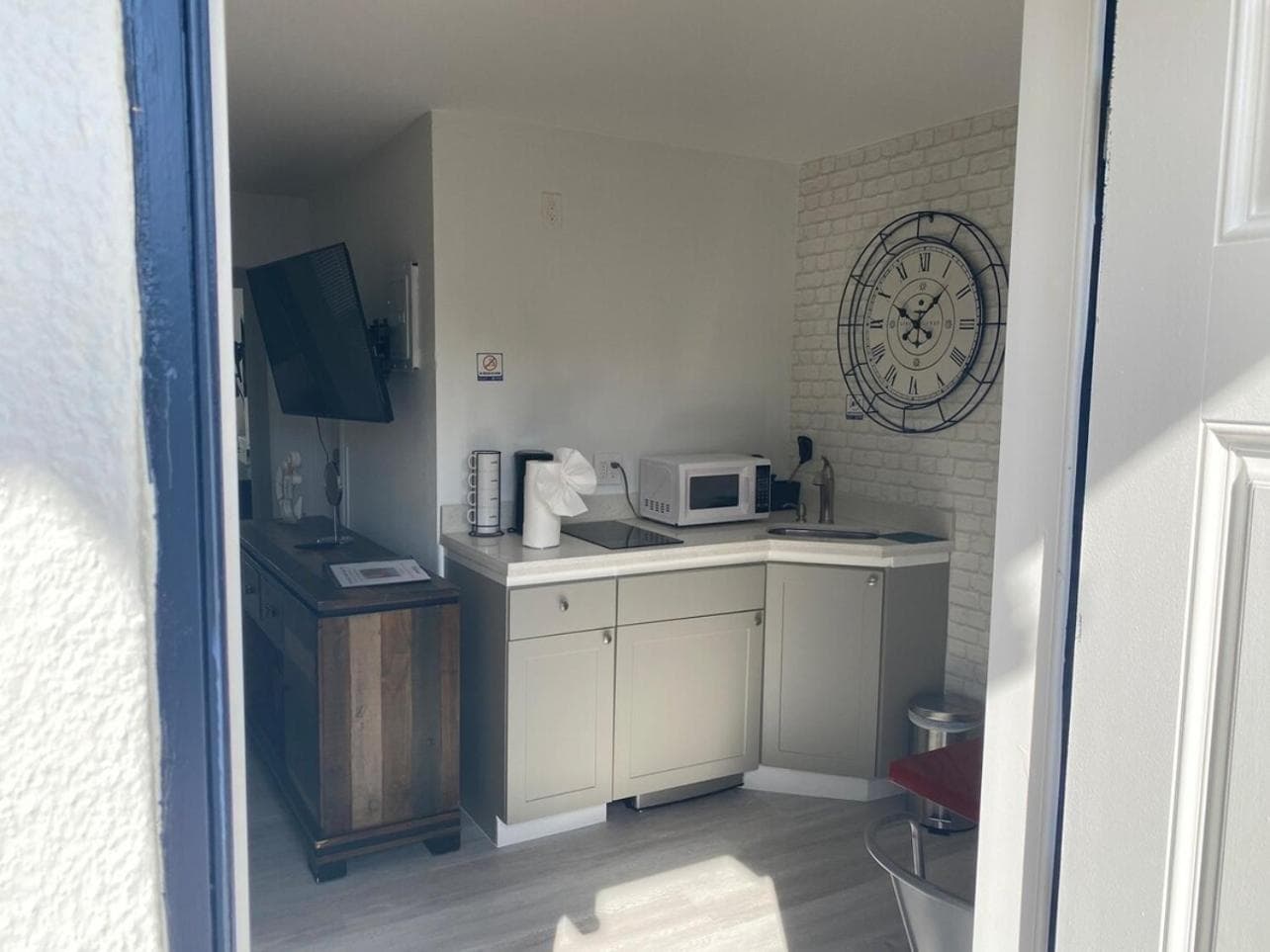 2 Min Walk To The Beach- Renovated King Studio #2 — 16