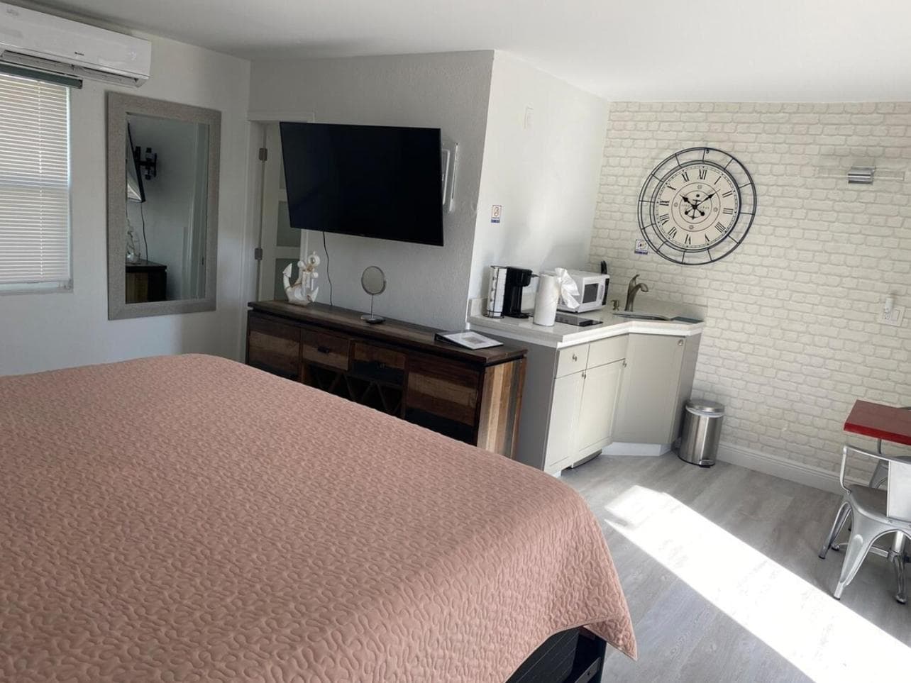 2 Min Walk To The Beach- Renovated King Studio #2 — 3