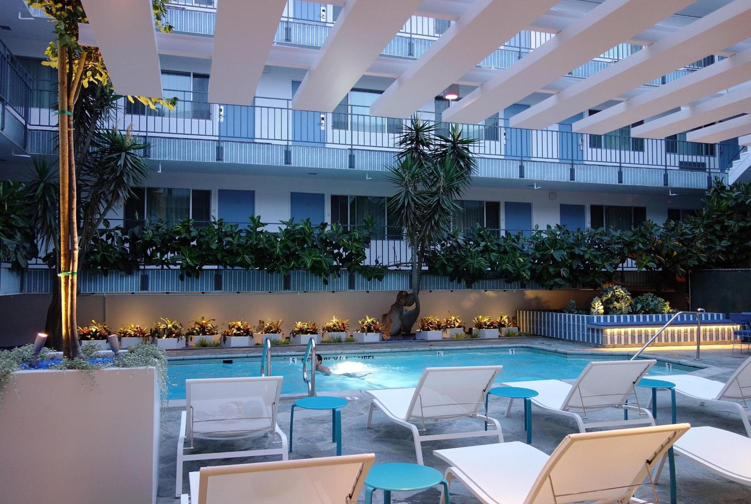 Beverly Laurel Hotel — 8