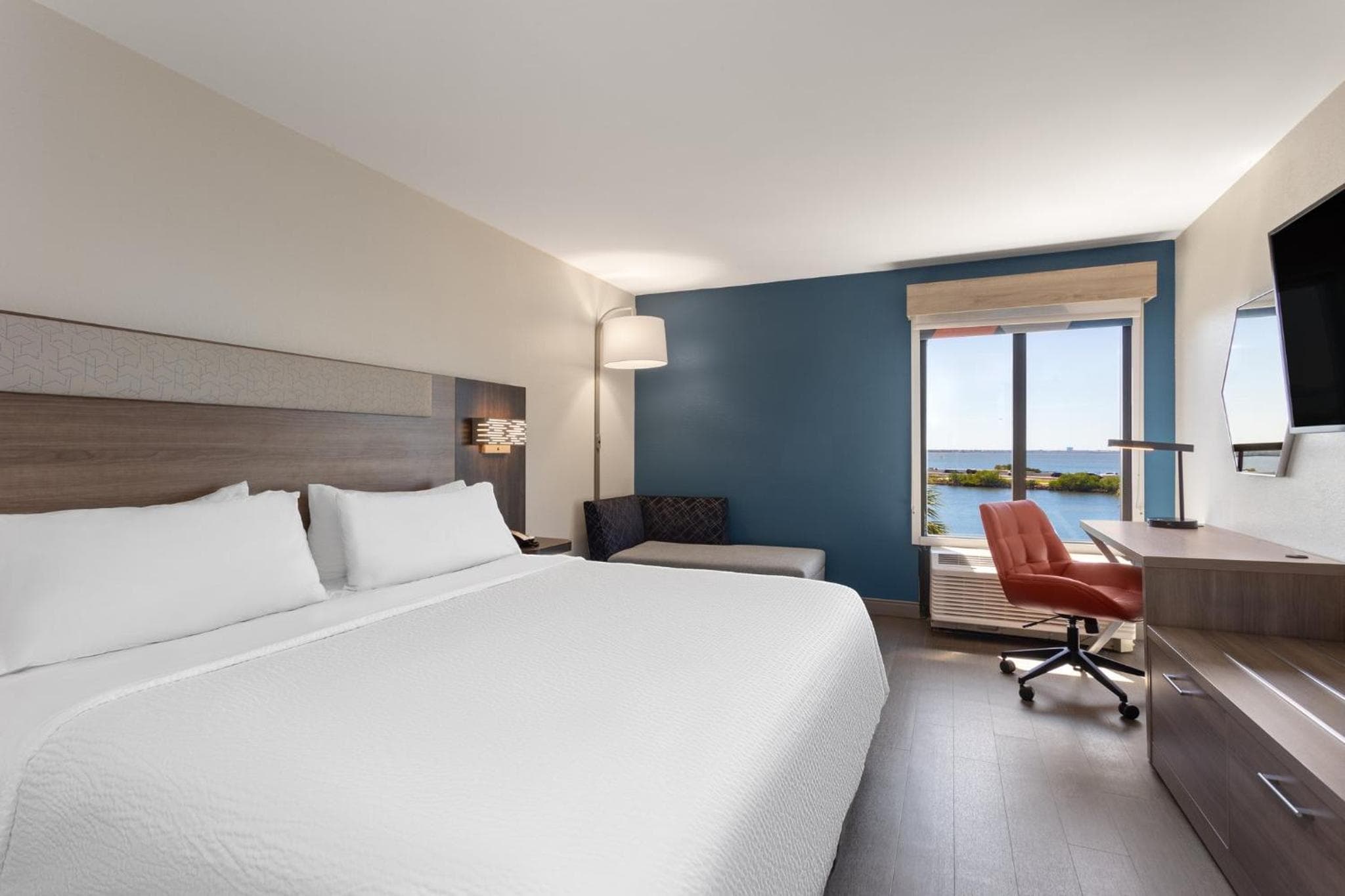 Holiday Inn Express Hotel & Suites Tampa-Rocky Point Island by IHG — 11