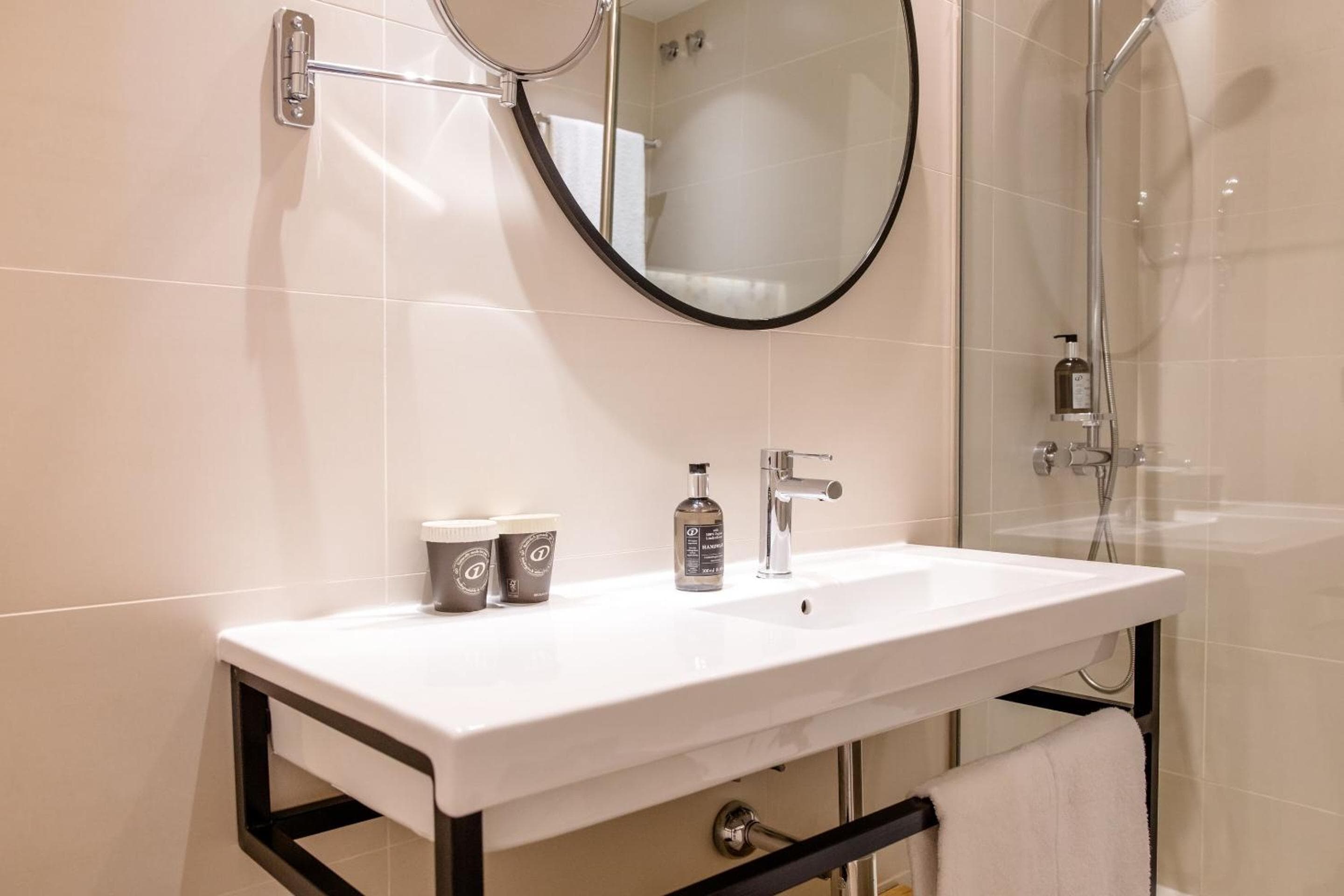 Motel One Madrid-Plaza de España — 20