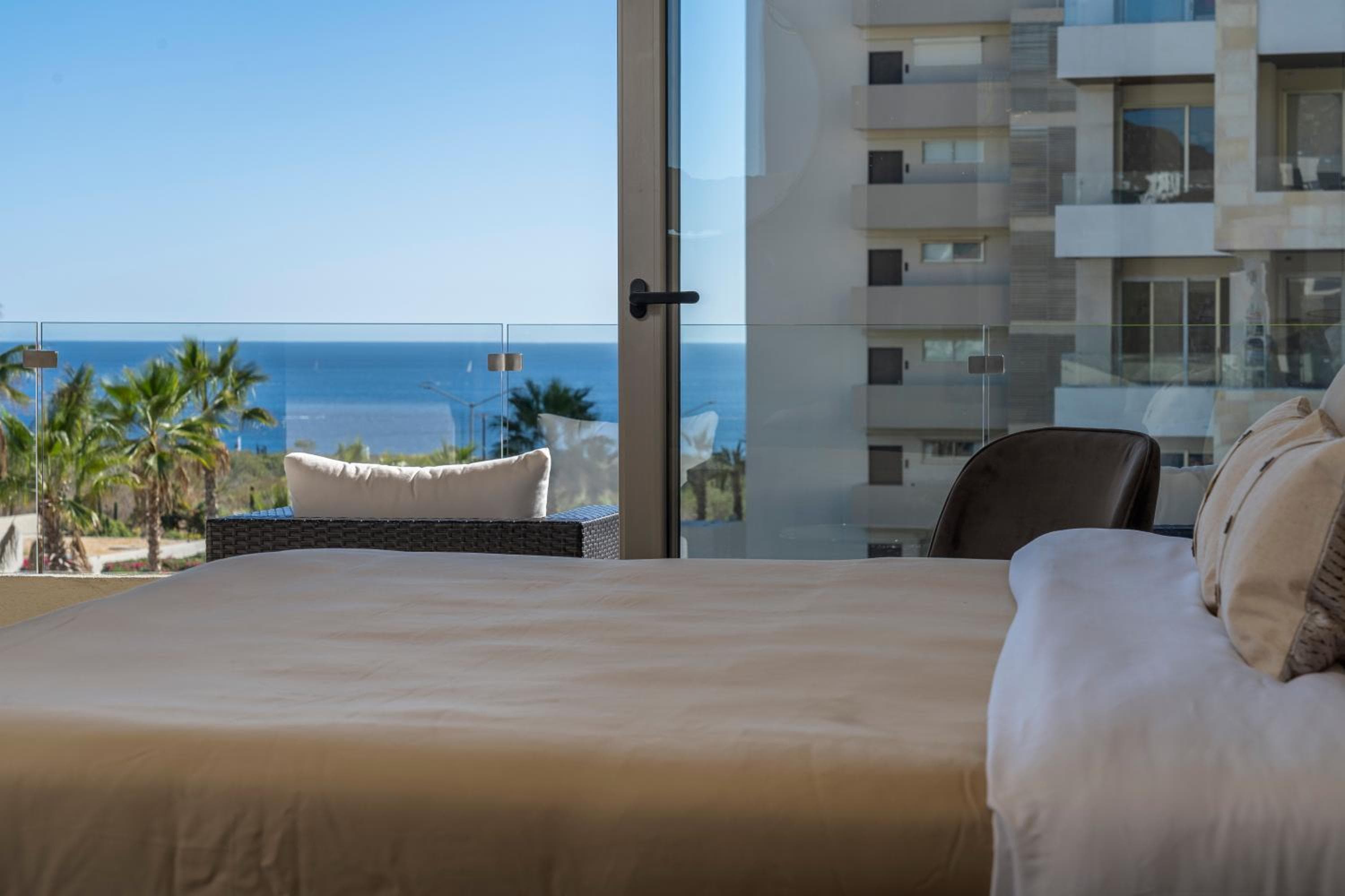 Luxury Beachfront Apartment in Cabo — 9