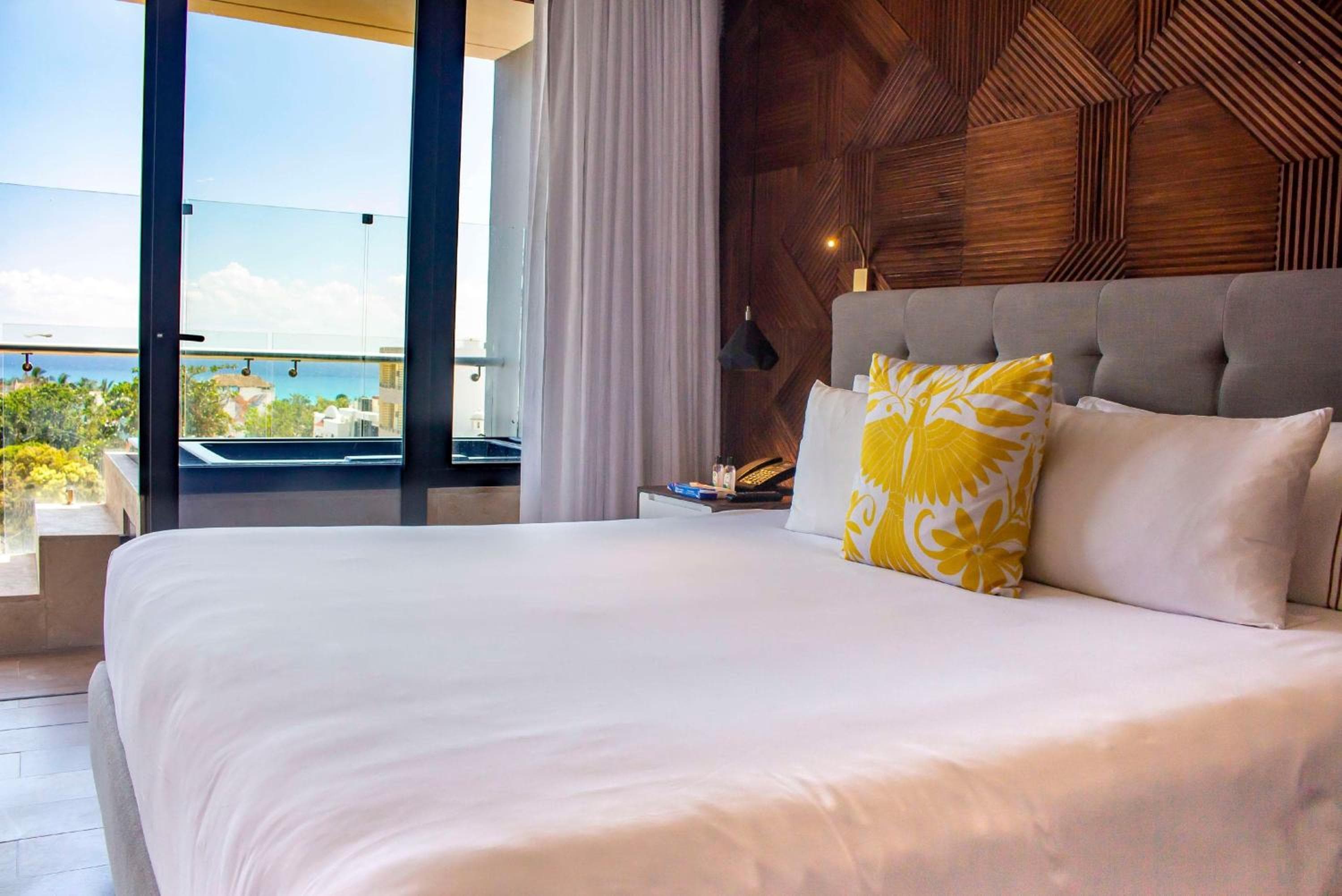 The Fives Downtown Hotel & Residences, Curio Collection by Hilton — 11