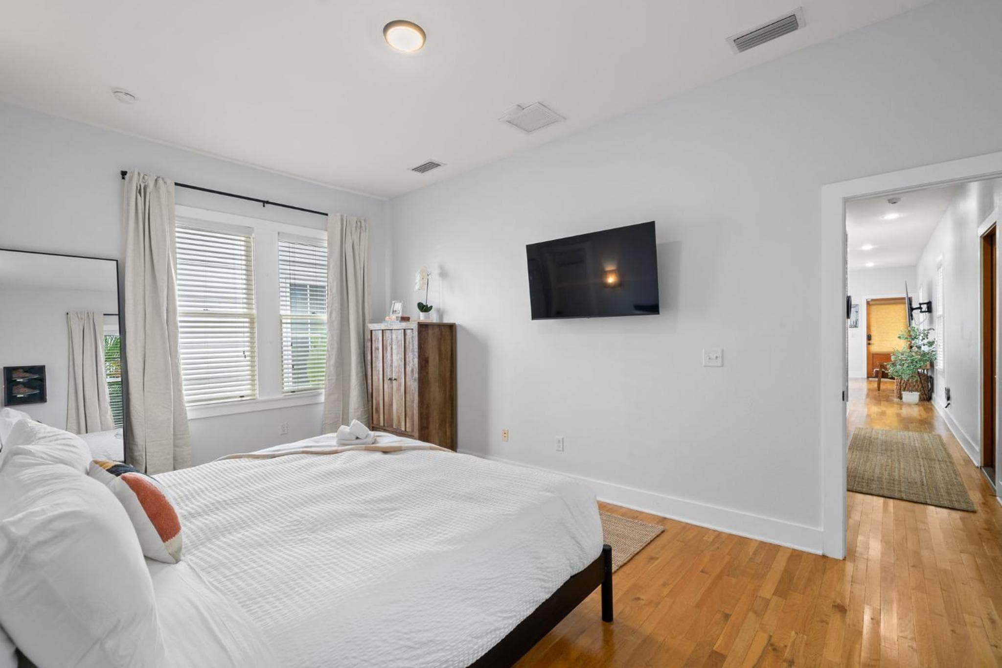 NEW! Casa Fuente - Historic "Shotgun Style" Ybor Bungalow, Steps to 7th Ave — 17