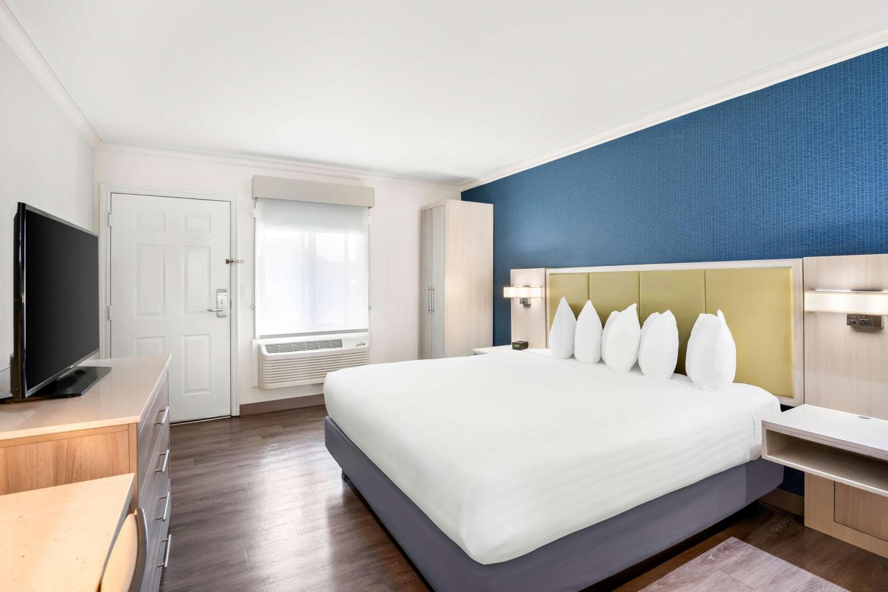 SureStay Hotel by Best Western Santa Monica — 16