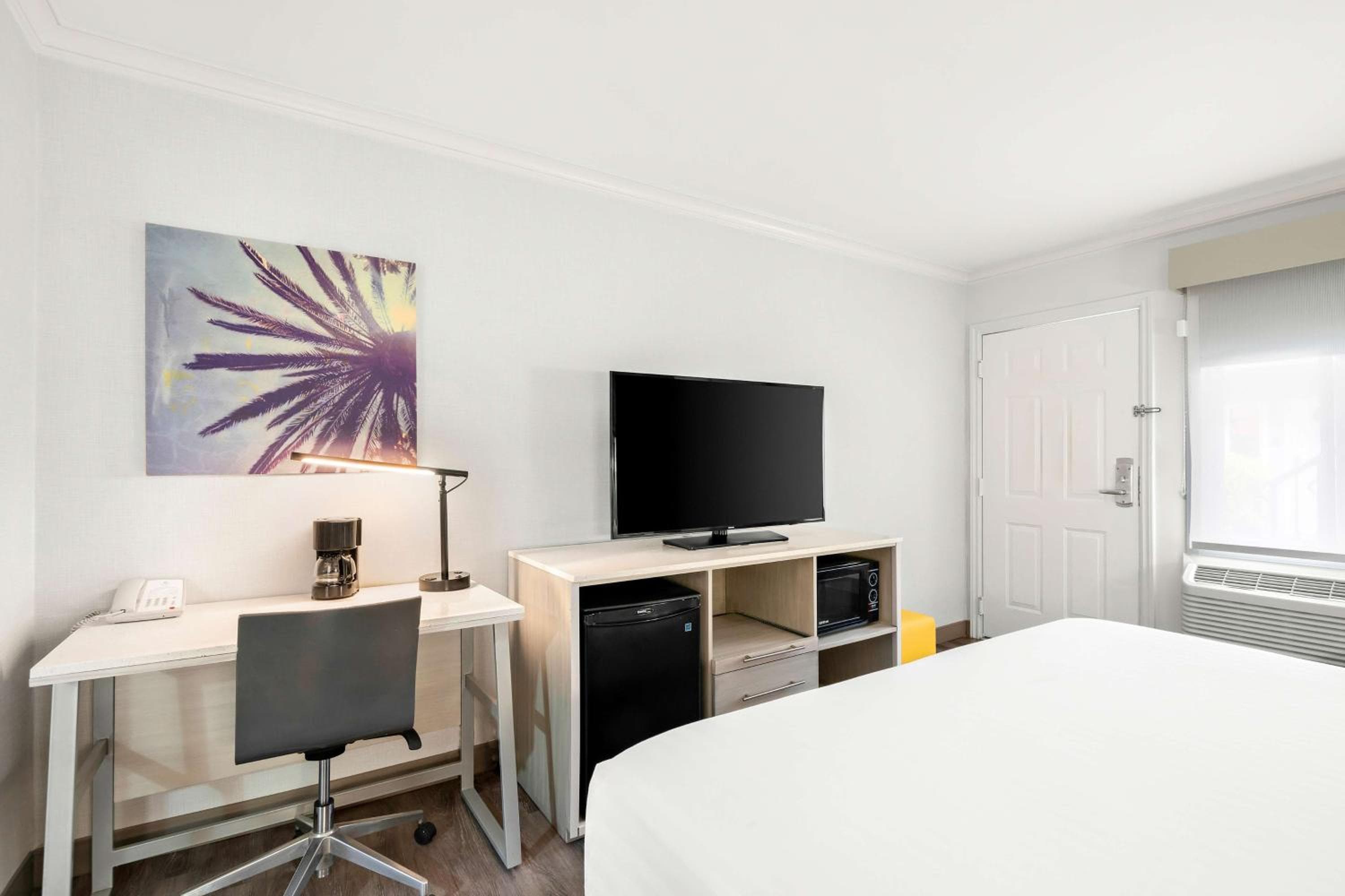 SureStay Hotel by Best Western Santa Monica — 14