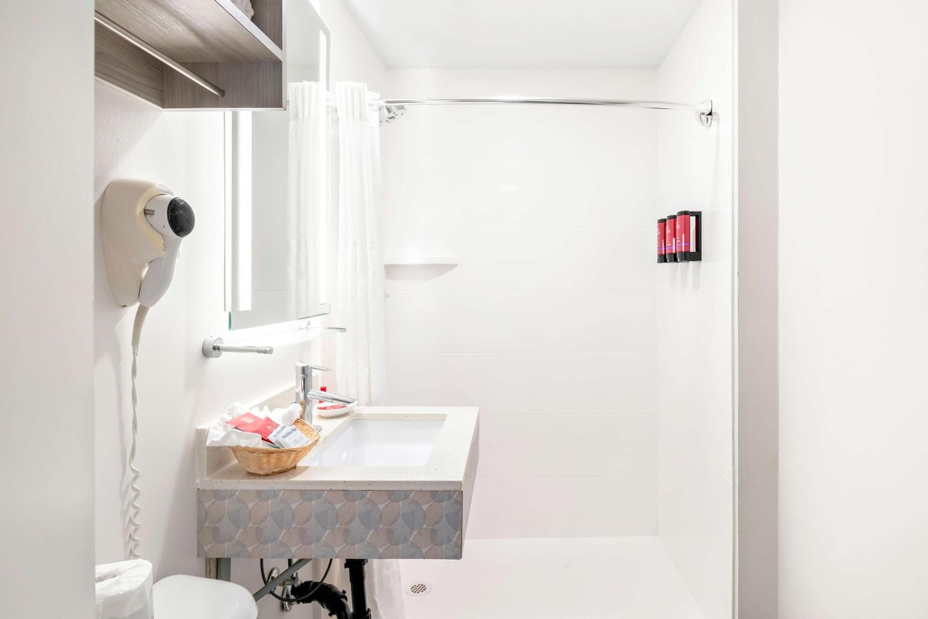 SureStay Hotel by Best Western Santa Monica — 19