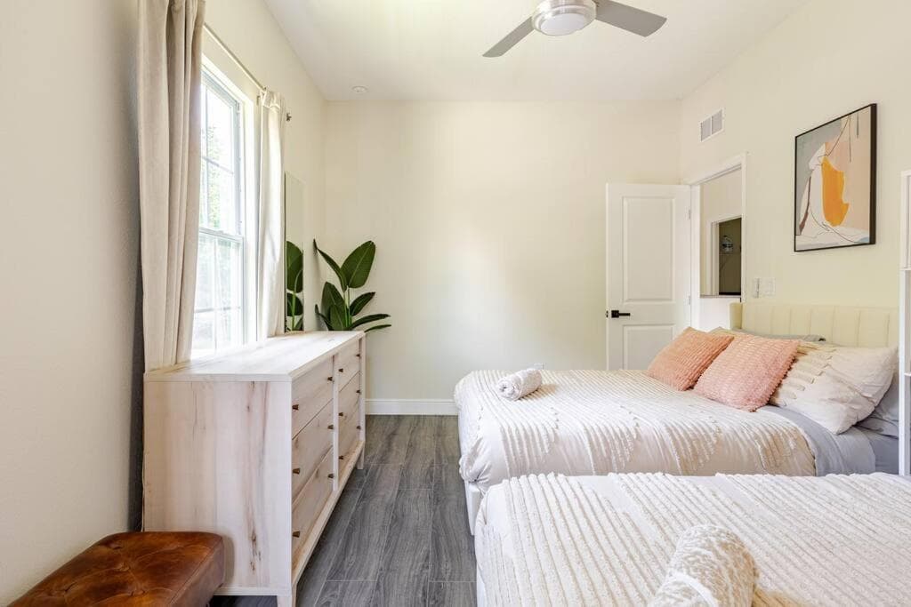 4 Bedroom 3 Full Bath Boho Oasis Saltwater Pool Near Downtown, North of Hyde Park Sleeps 12 Pets OK — 28