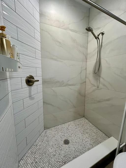 4 Bedroom 3 Full Bath Boho Oasis Saltwater Pool Near Downtown, North of Hyde Park Sleeps 12 Pets OK — 5