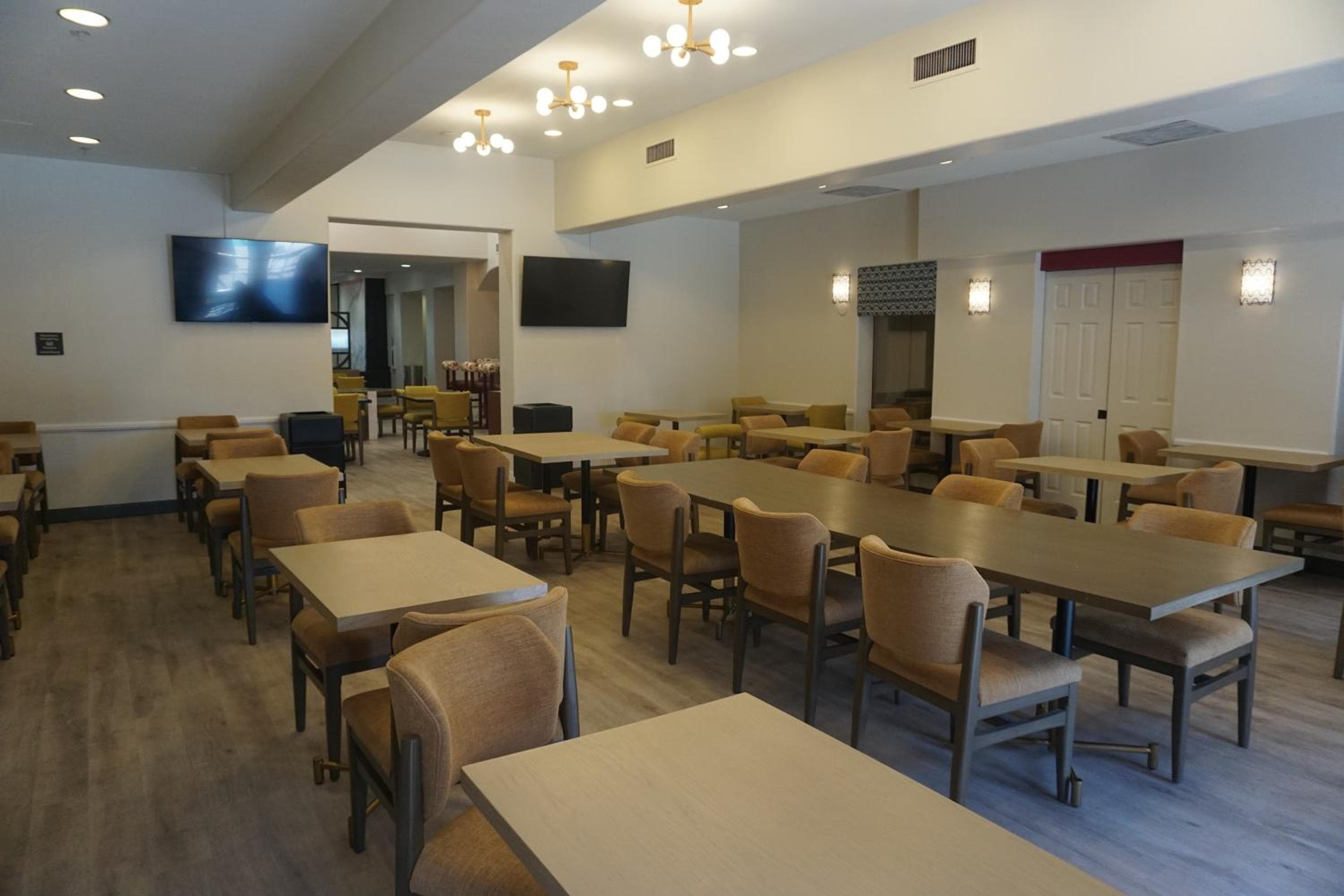 Hampton Inn Tropicana — 16