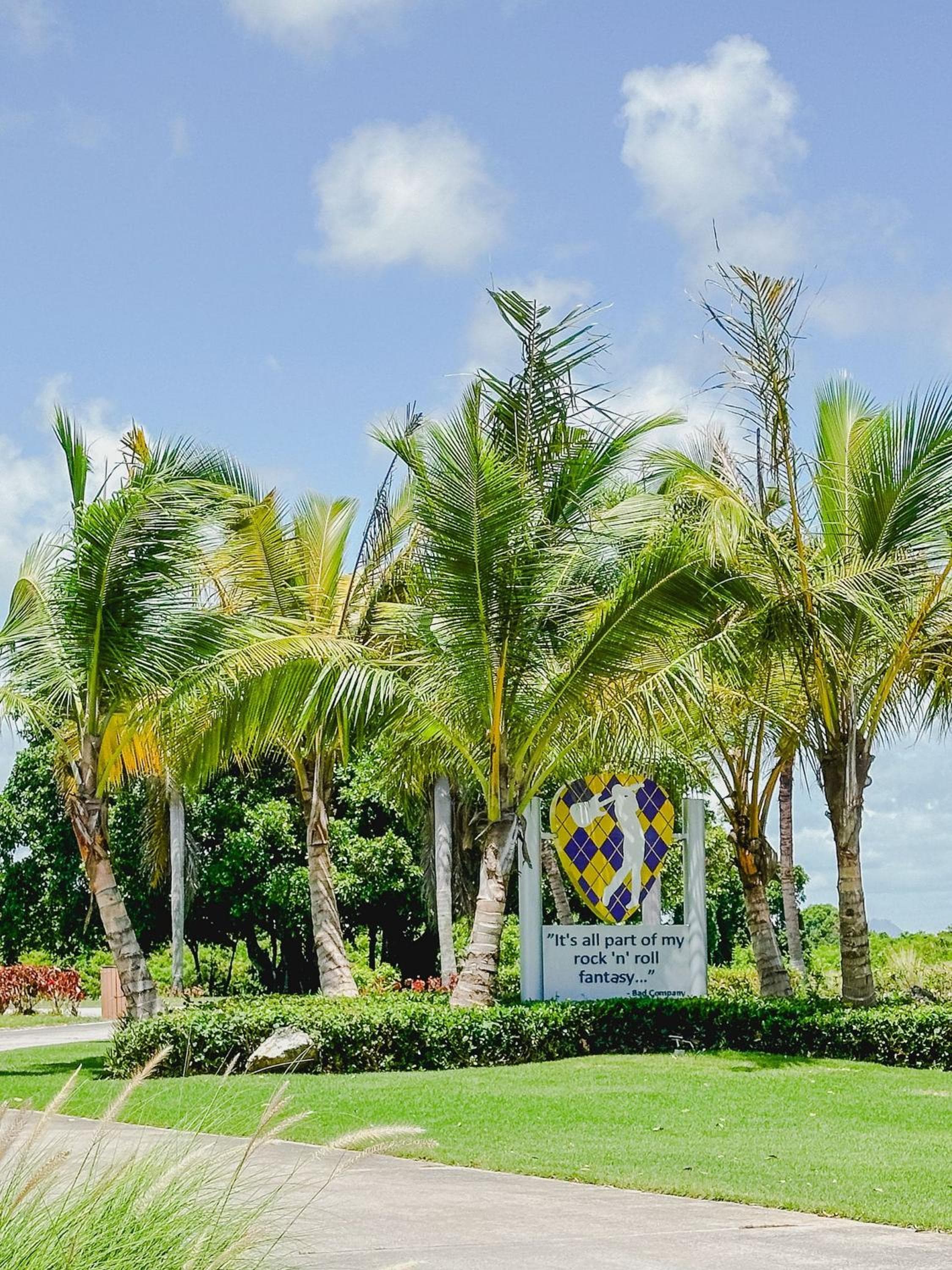 1BDR Rockstar's Paradise in front of Hard Rock H. — 23