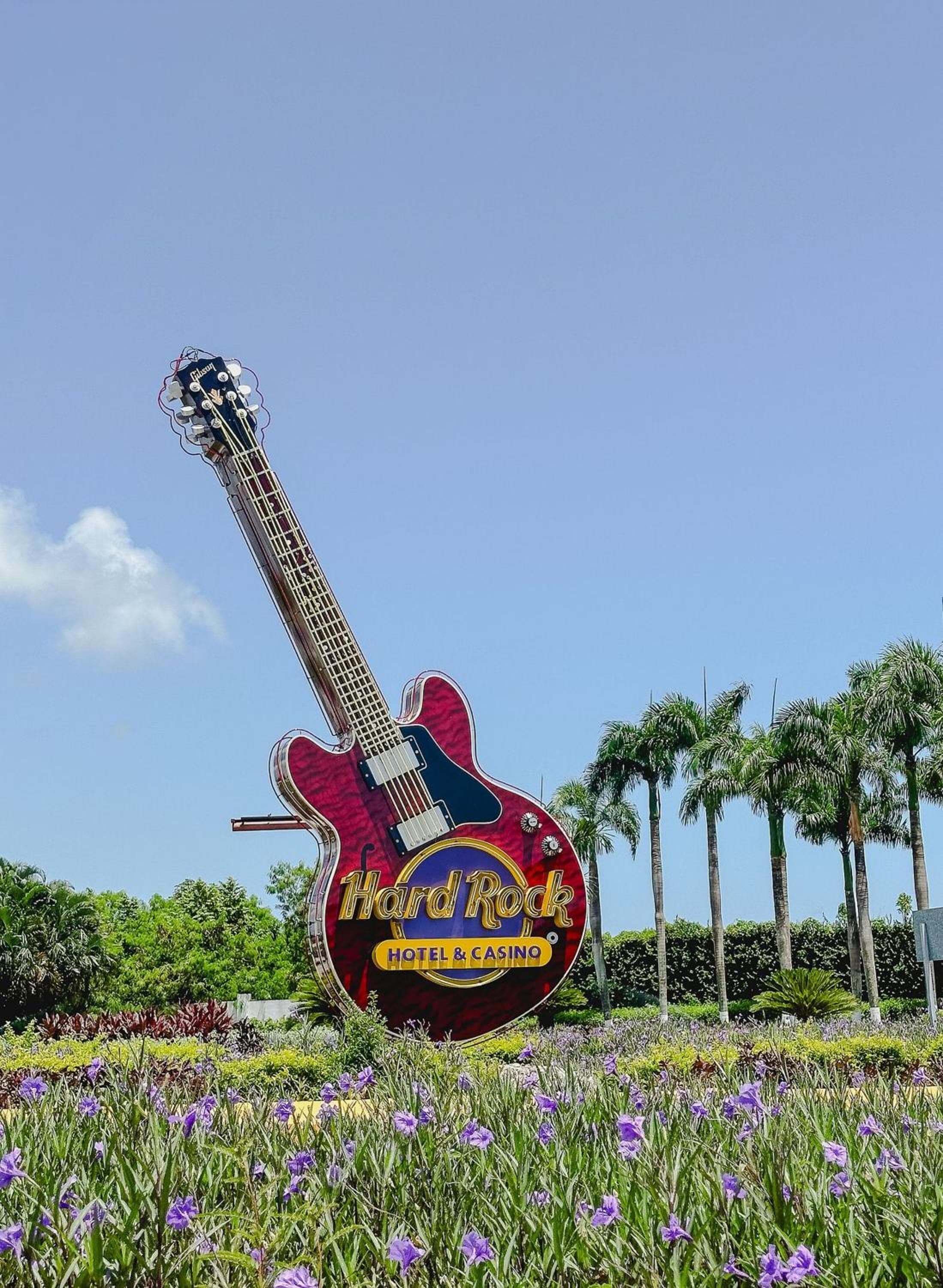 1BDR Rockstar's Paradise in front of Hard Rock H. — 24