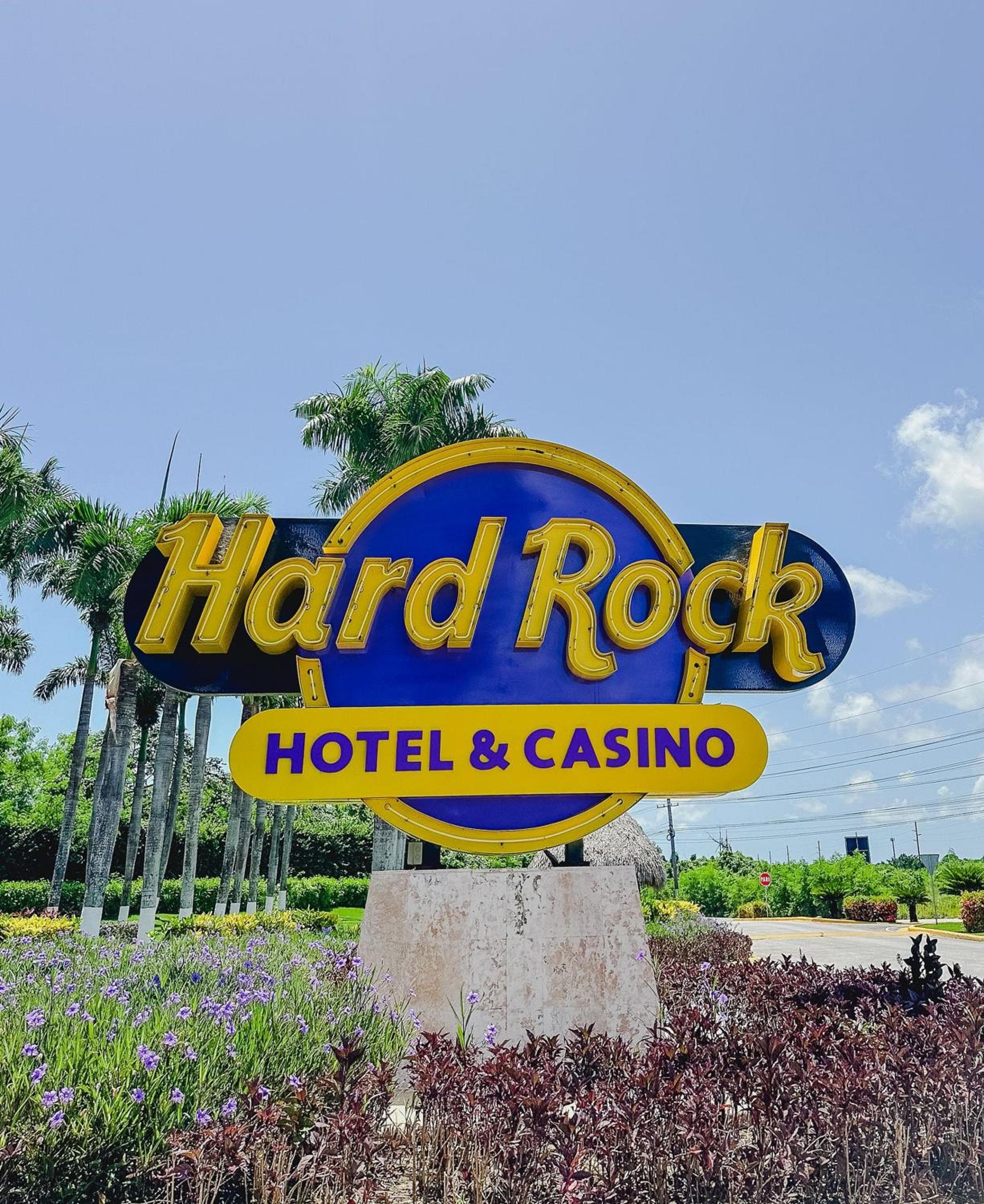 1BDR Rockstar's Paradise in front of Hard Rock H. — 25