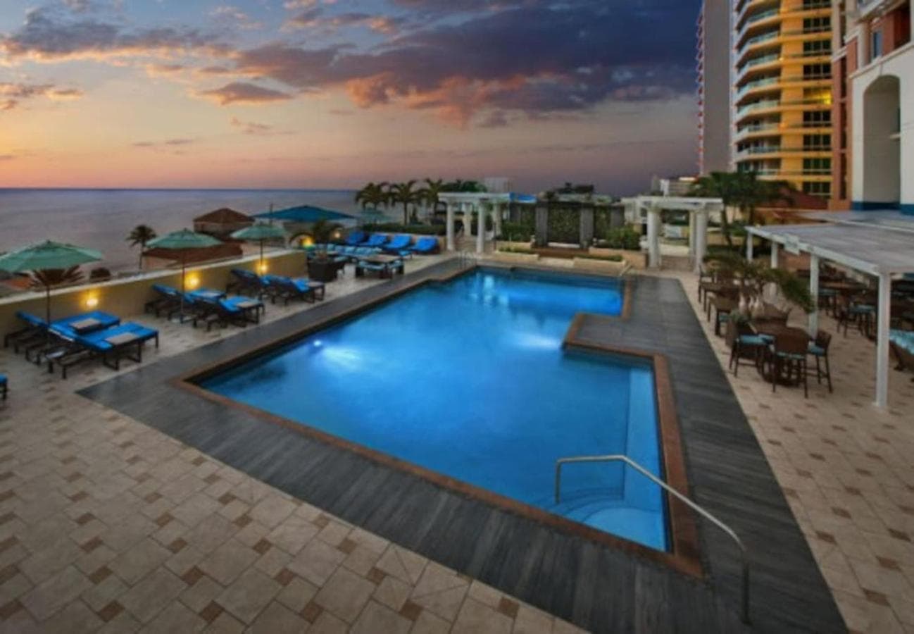 Marriott BeachPlace Towers Luxury Guest Room Sl — 12