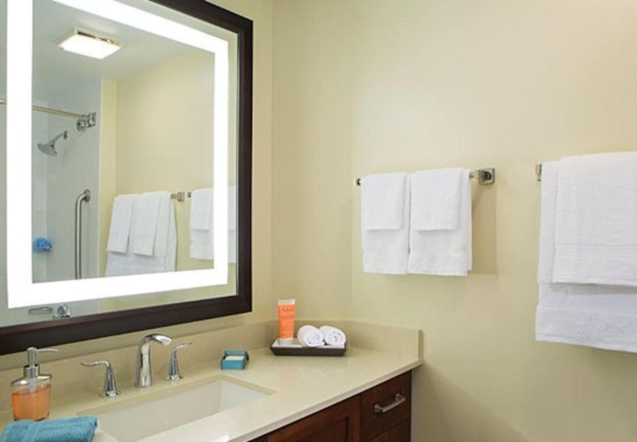 Marriott BeachPlace Towers Luxury Guest Room Sl — 9