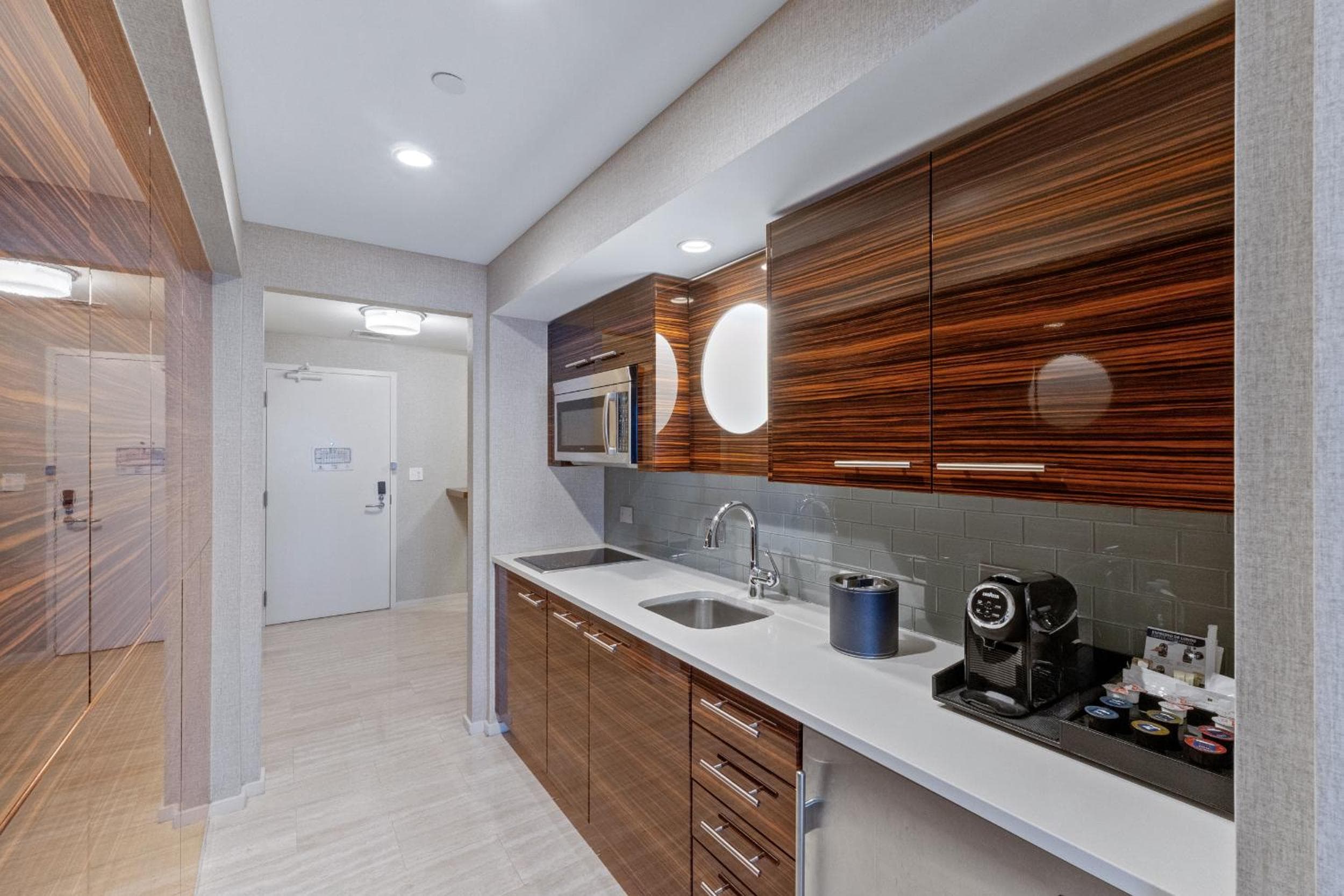 Stylish Oceanview Apartment Prime Location — 19