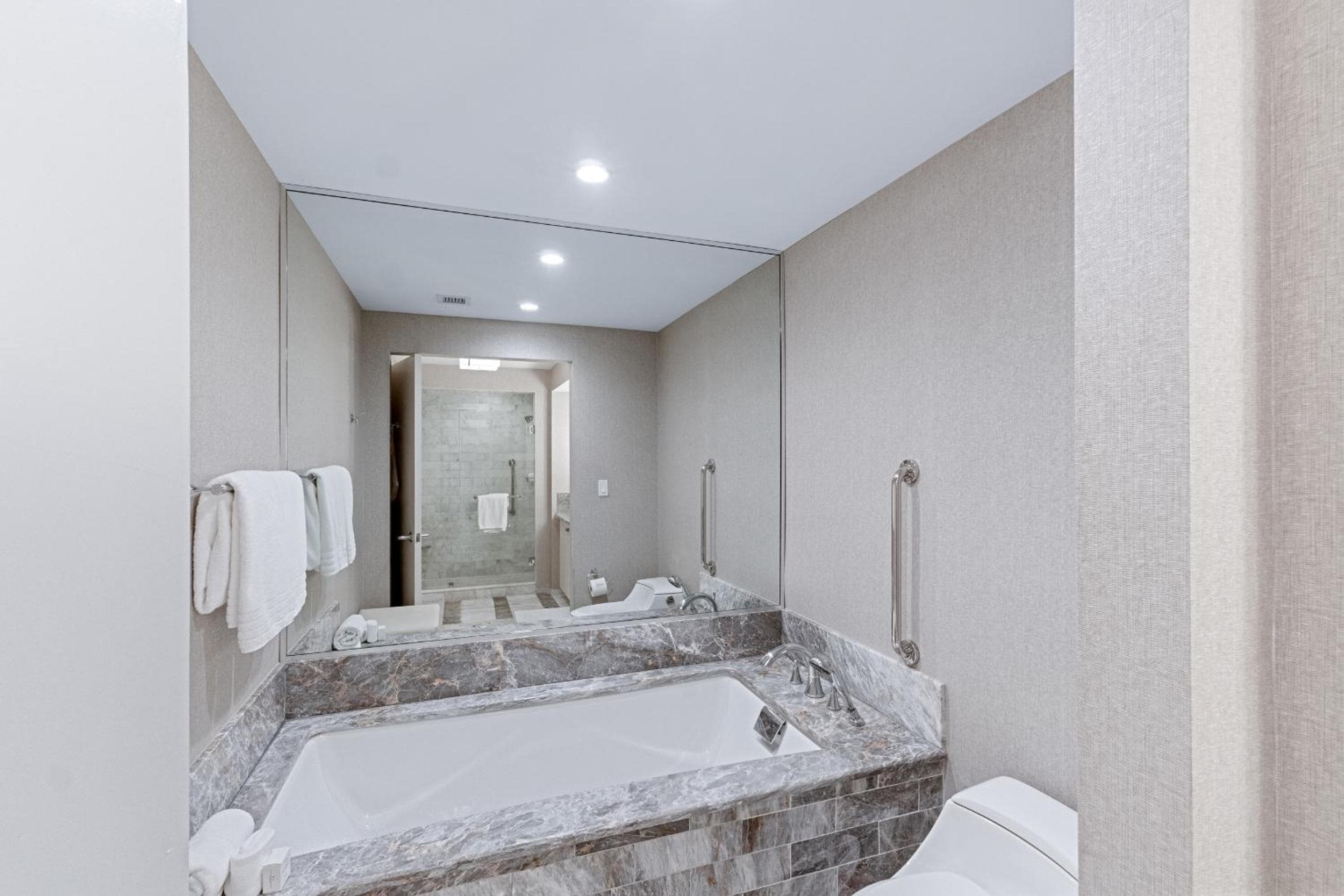 Stylish Oceanview Apartment Prime Location — 22